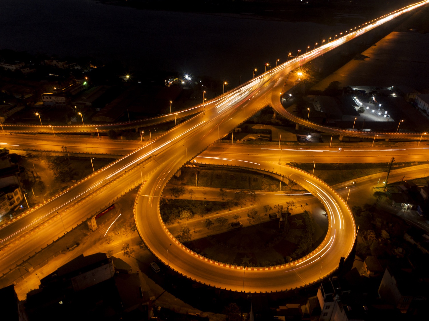 canh dep tren cac cay cau o Ha Noi ngay Tet anh 36