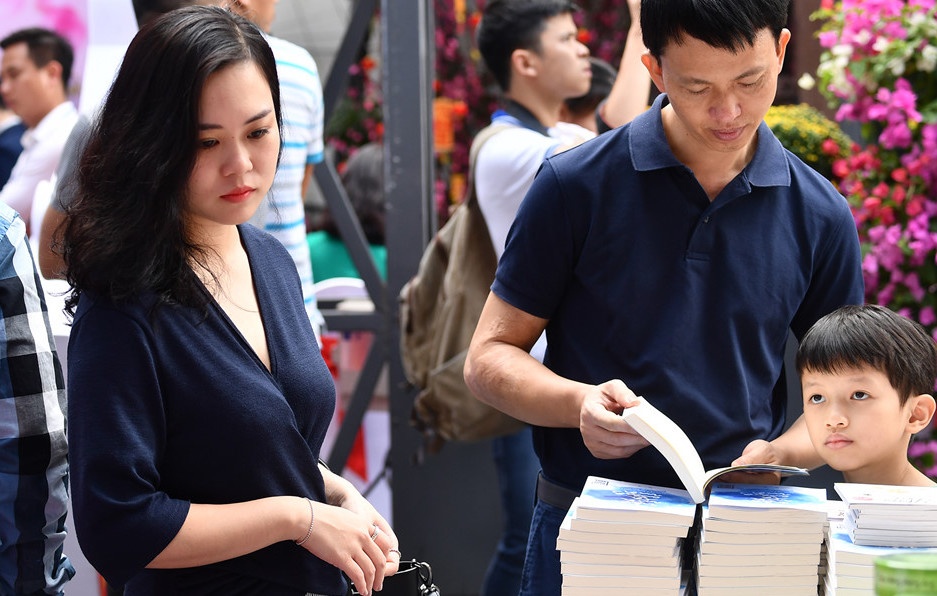 Nguoi dan no nuc tham du khai mac Pho Sach Xuan Ky Hoi hinh anh