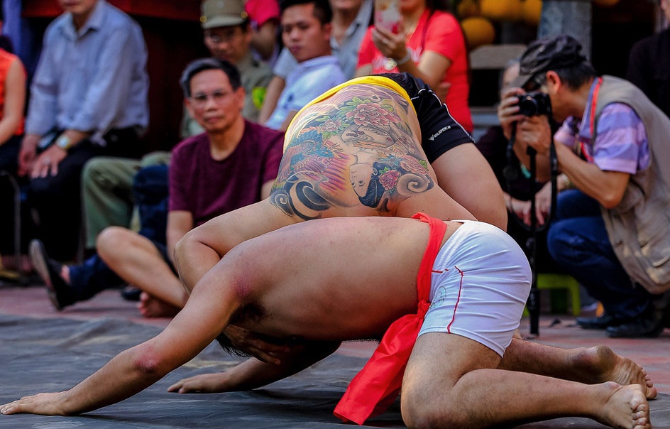 Do vat xam tro gay chu y khi bi doi thu quat nga nhanh chong hinh anh