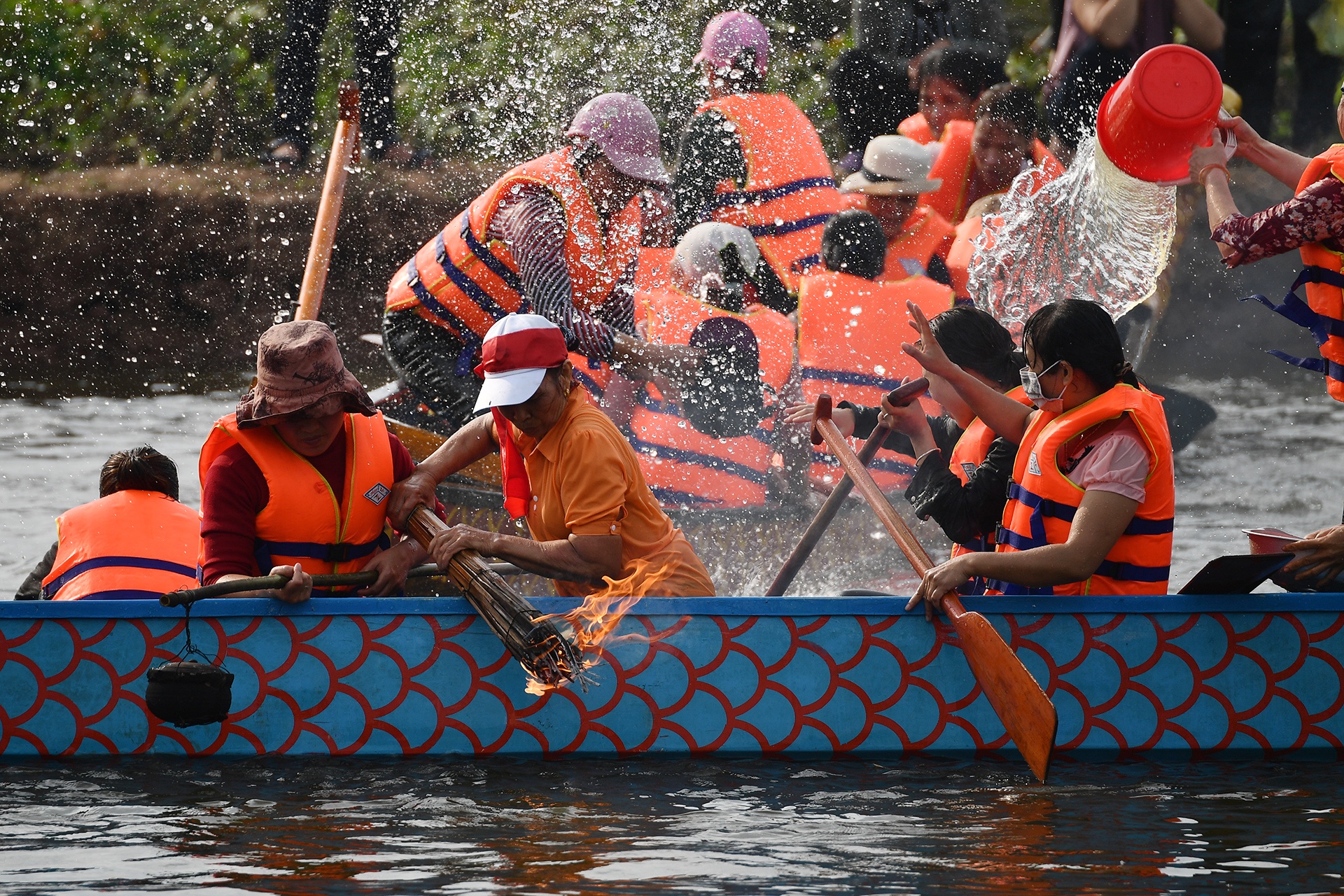 nau com bat vit tren thuyen o hoi Bach Hao anh 4