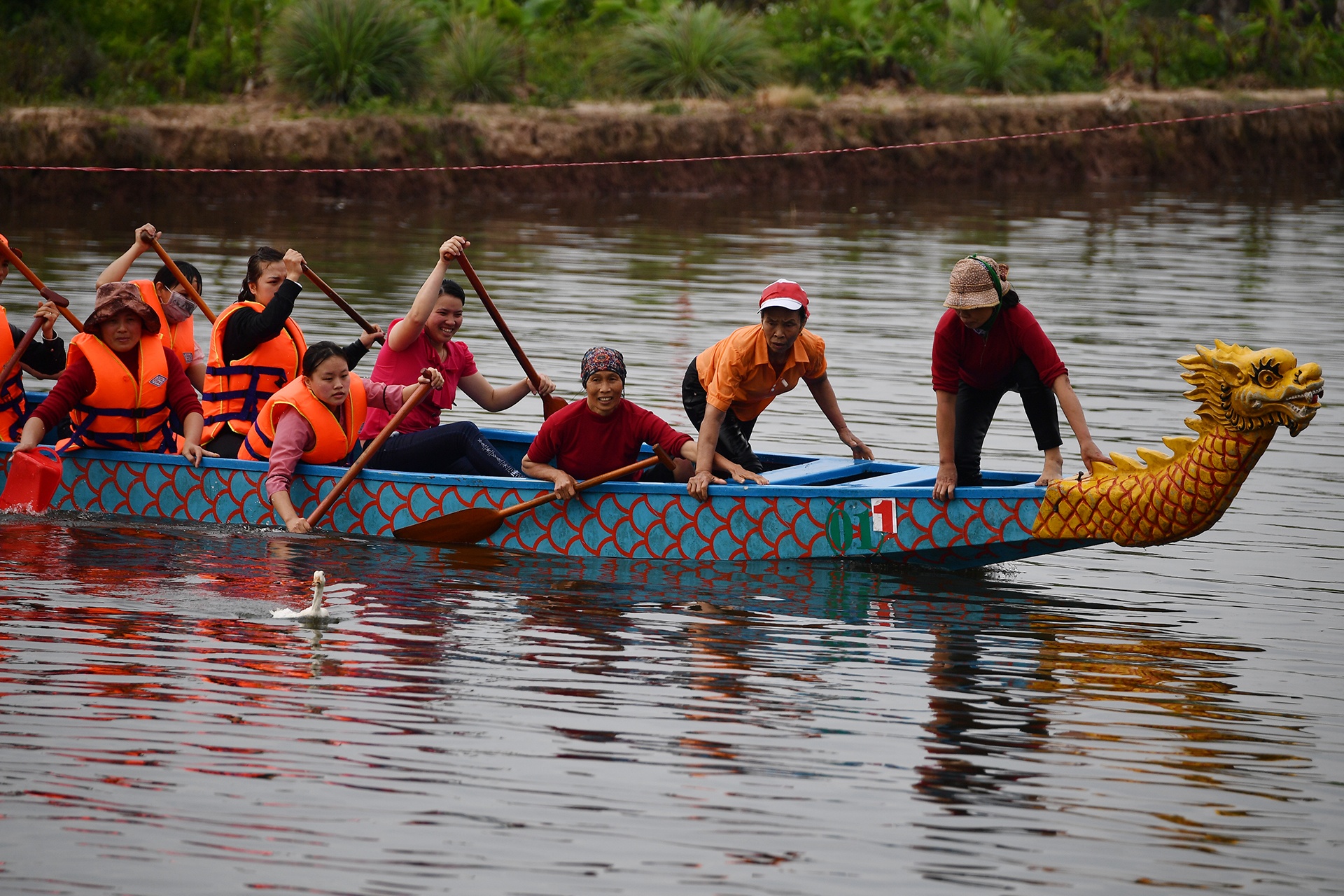 nau com bat vit tren thuyen o hoi Bach Hao anh 15