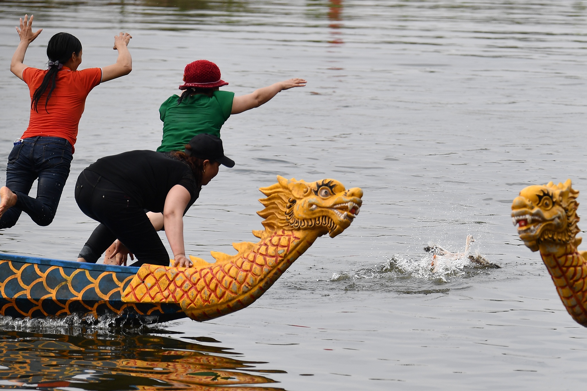 nau com bat vit tren thuyen o hoi Bach Hao anh 16