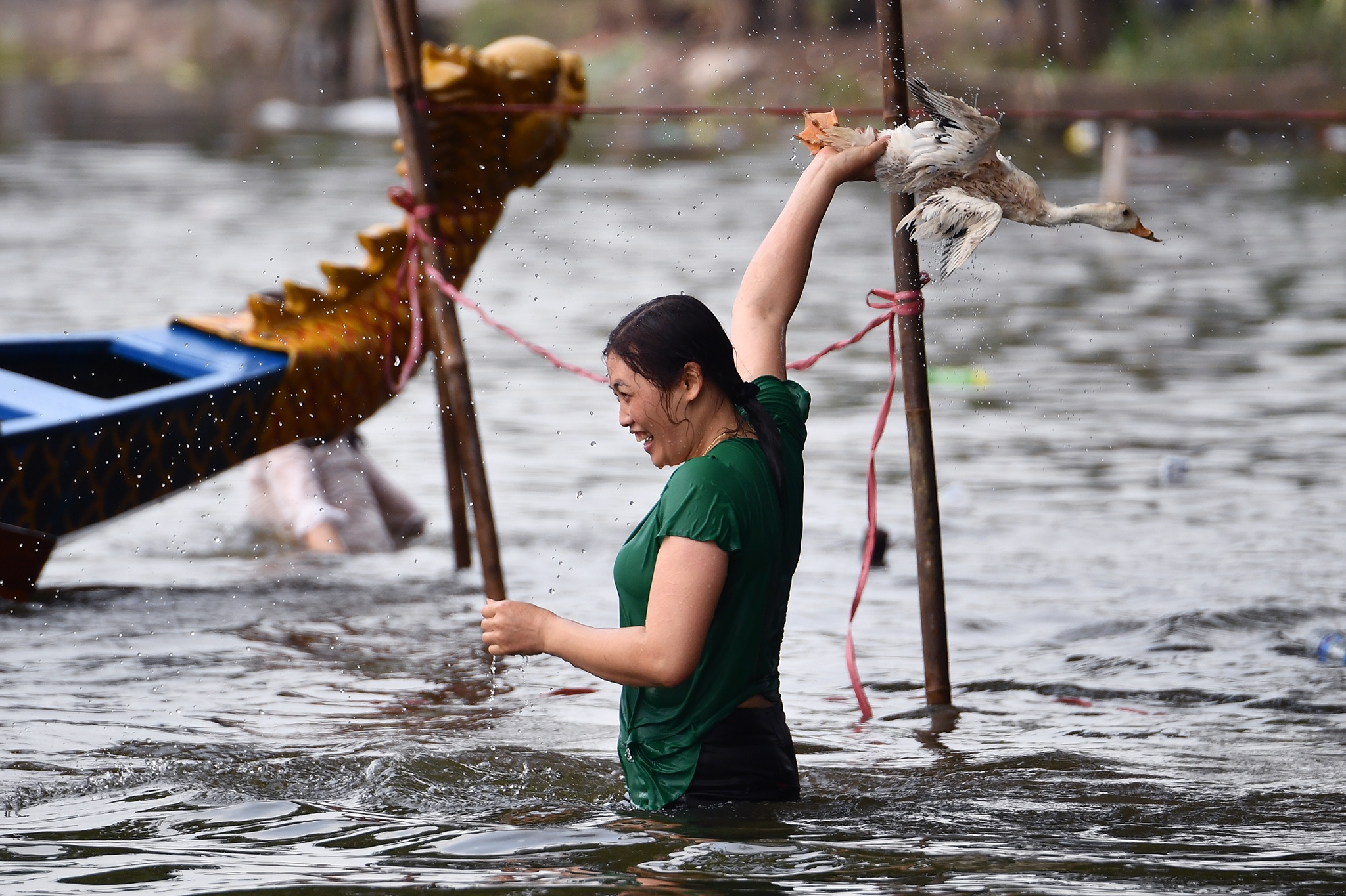 nau com bat vit tren thuyen o hoi Bach Hao anh 18