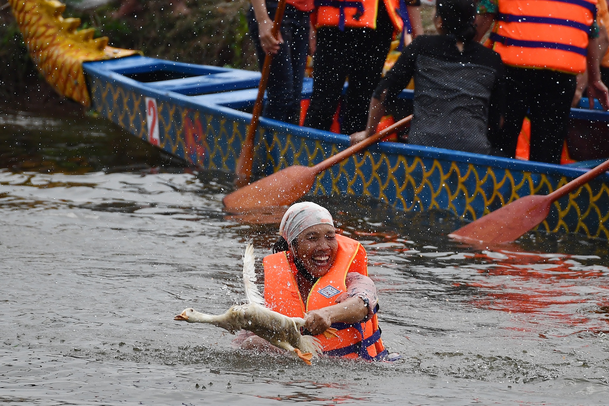 nau com bat vit tren thuyen o hoi Bach Hao anh 19