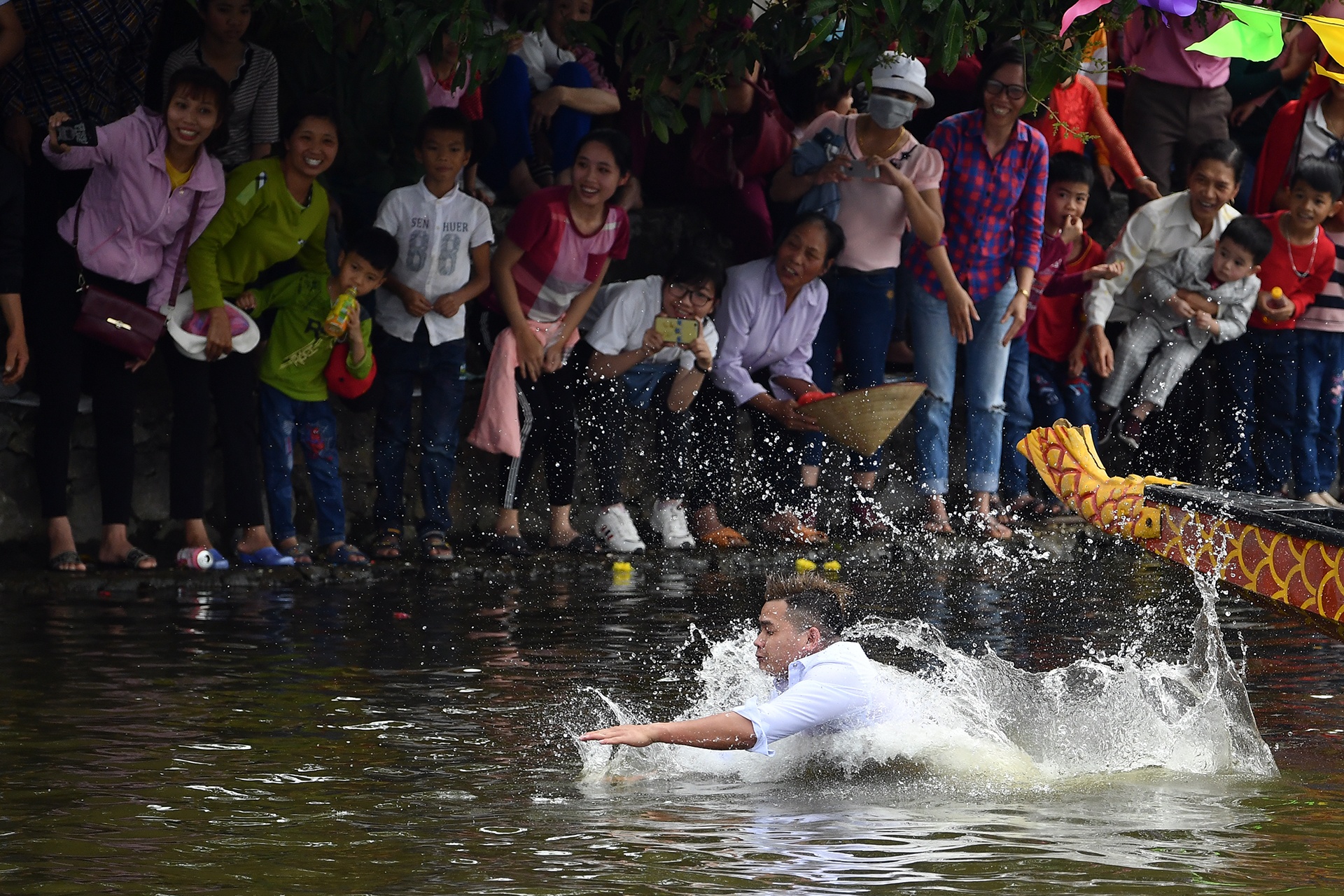 nau com bat vit tren thuyen o hoi Bach Hao anh 11
