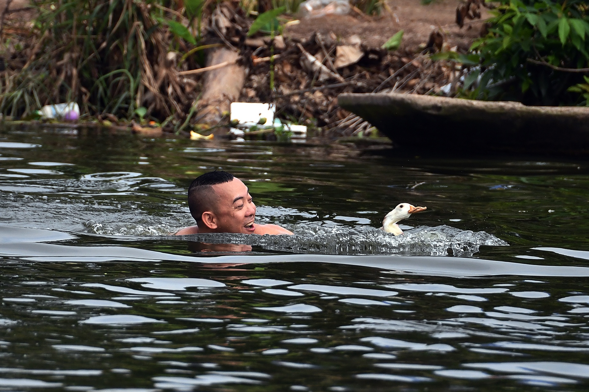 nau com bat vit tren thuyen o hoi Bach Hao anh 13