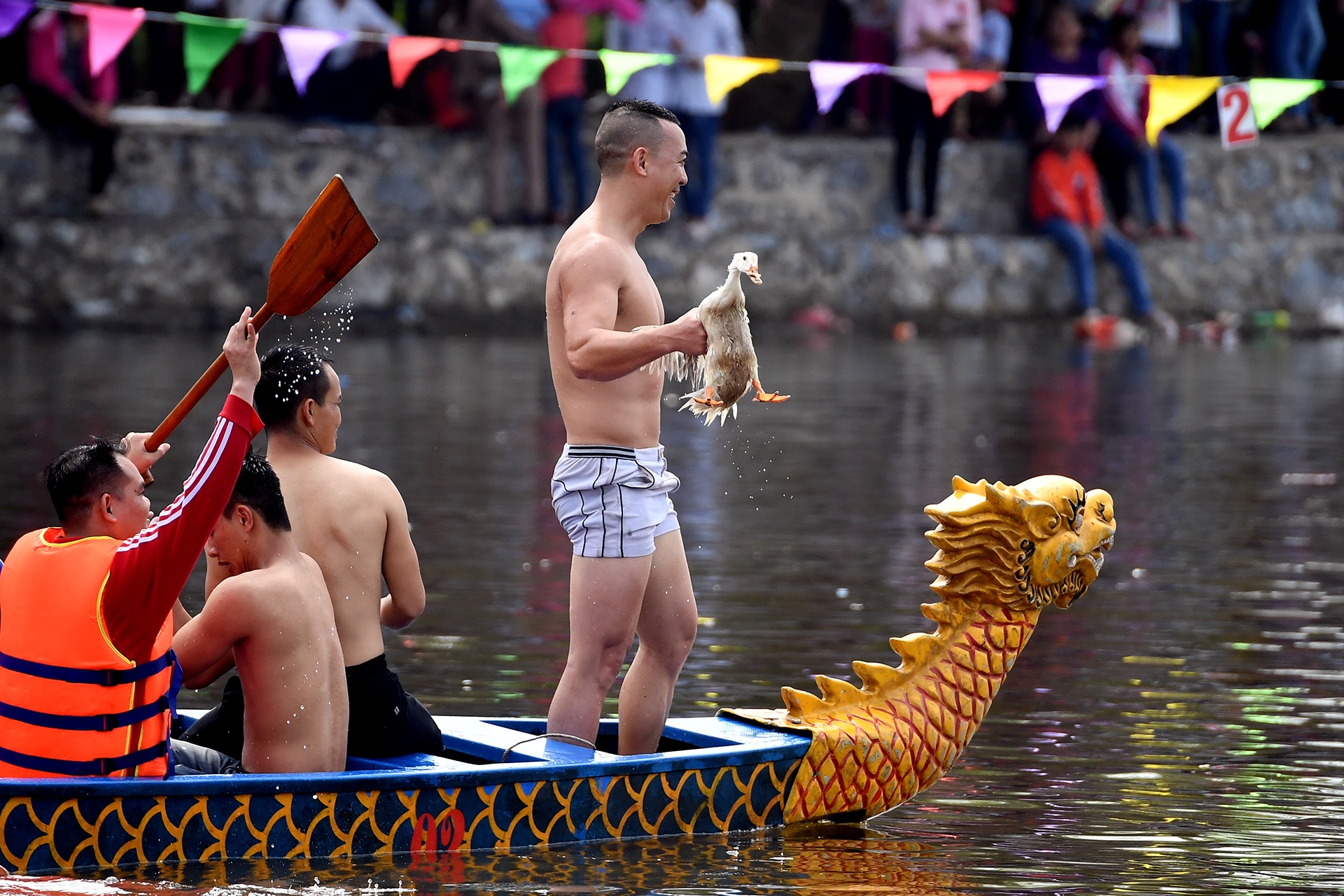 nau com bat vit tren thuyen o hoi Bach Hao anh 14