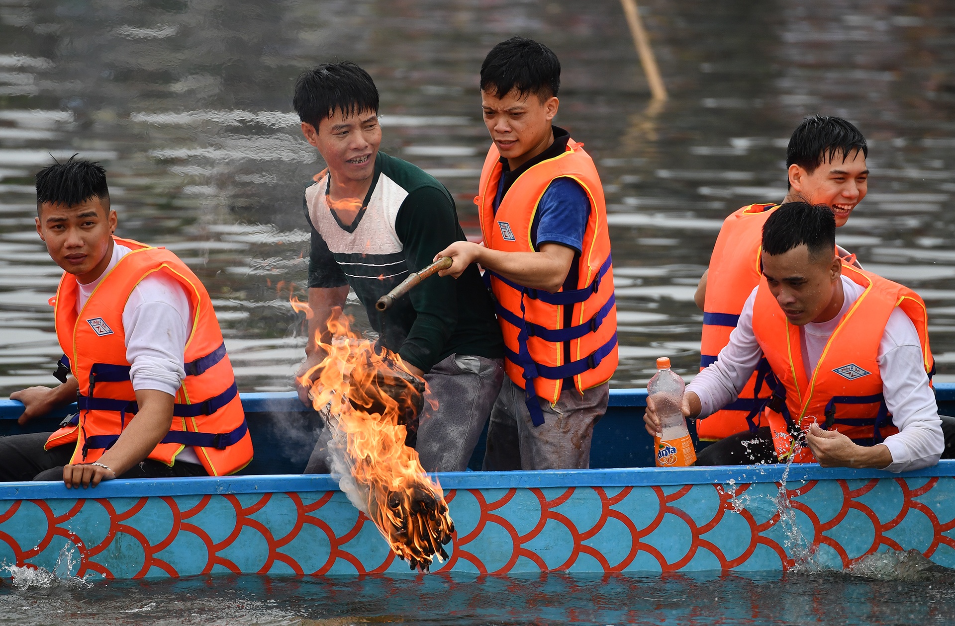 nau com bat vit tren thuyen o hoi Bach Hao anh 3