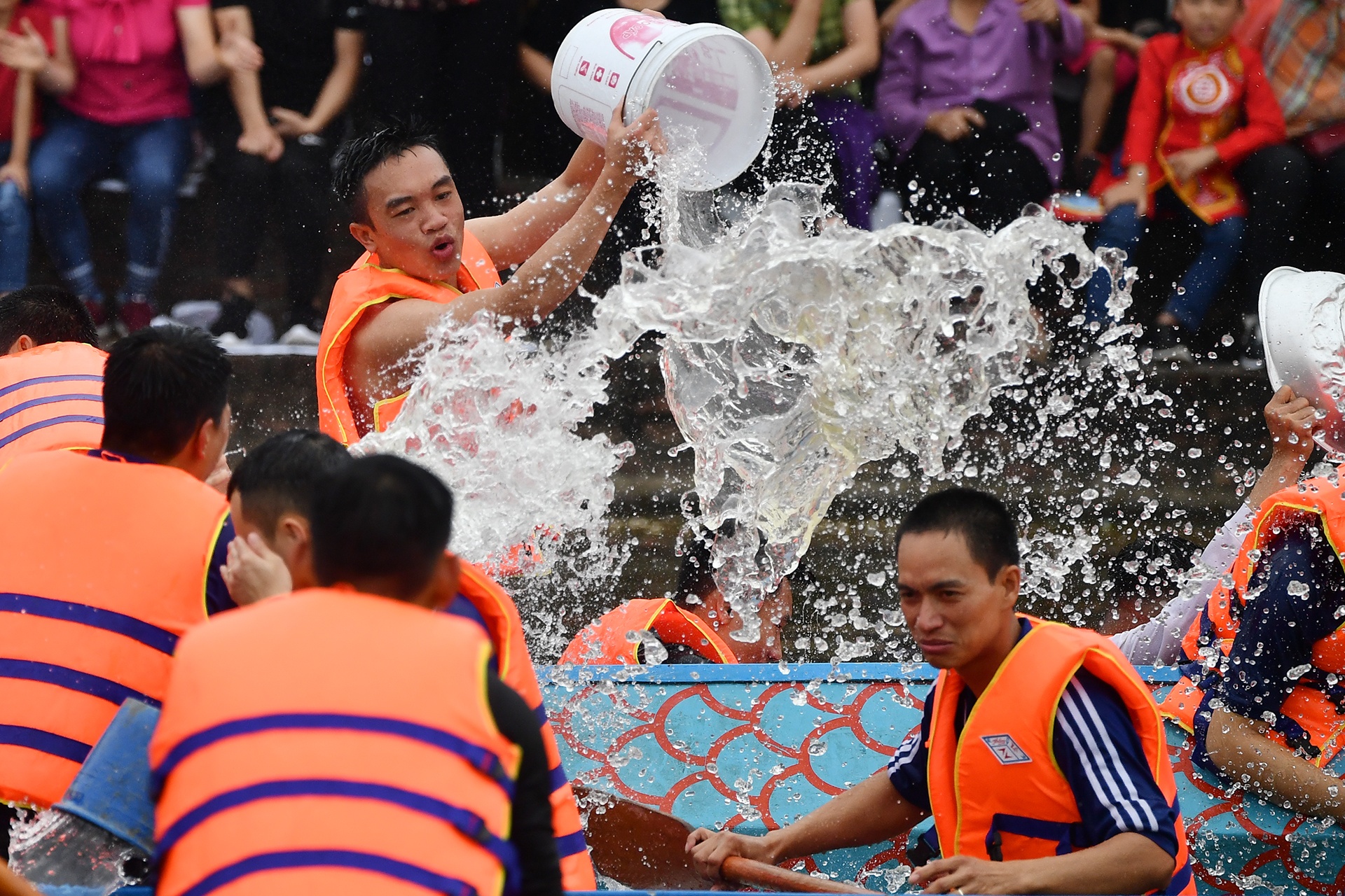 nau com bat vit tren thuyen o hoi Bach Hao anh 5