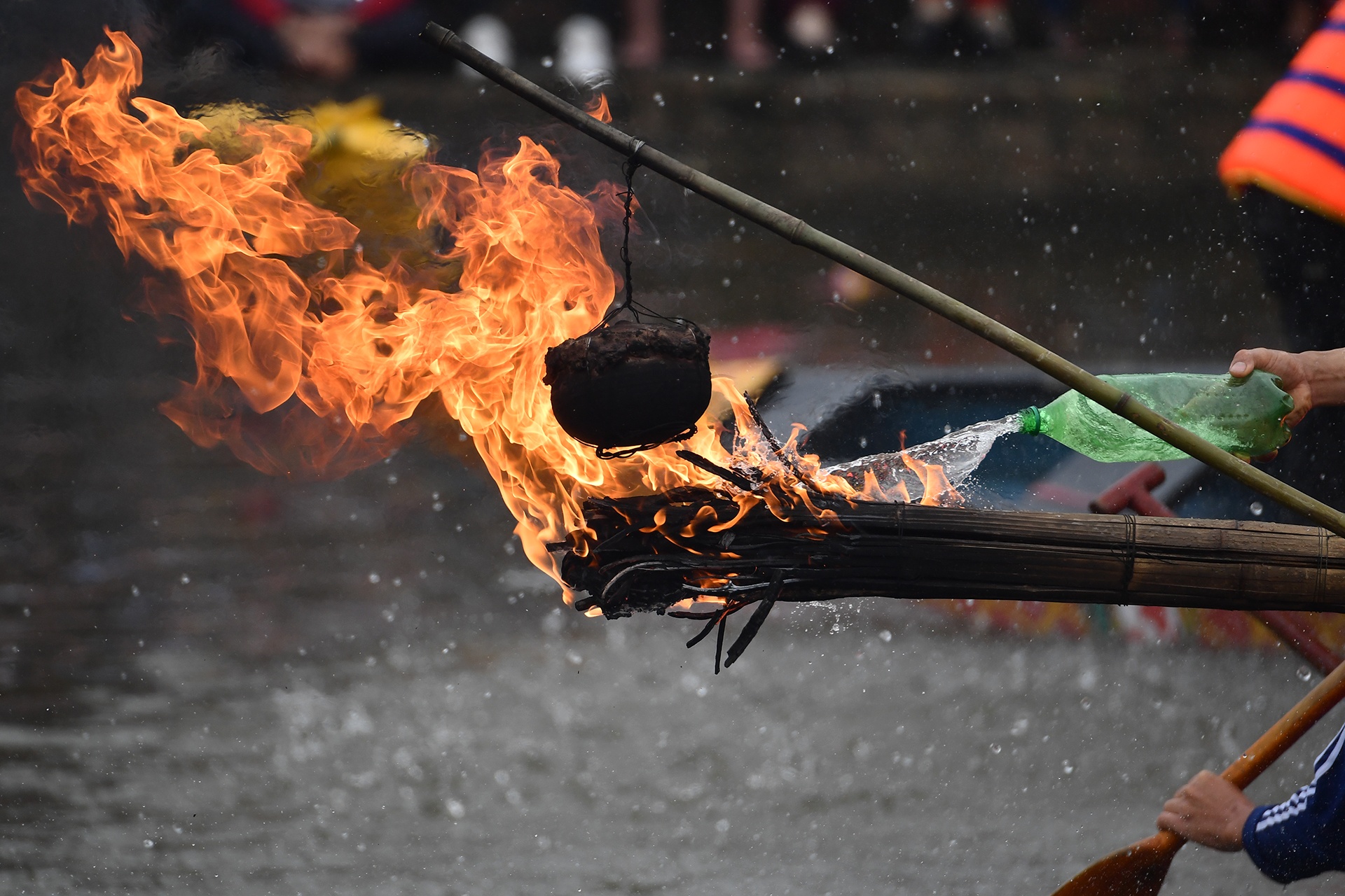 nau com bat vit tren thuyen o hoi Bach Hao anh 6