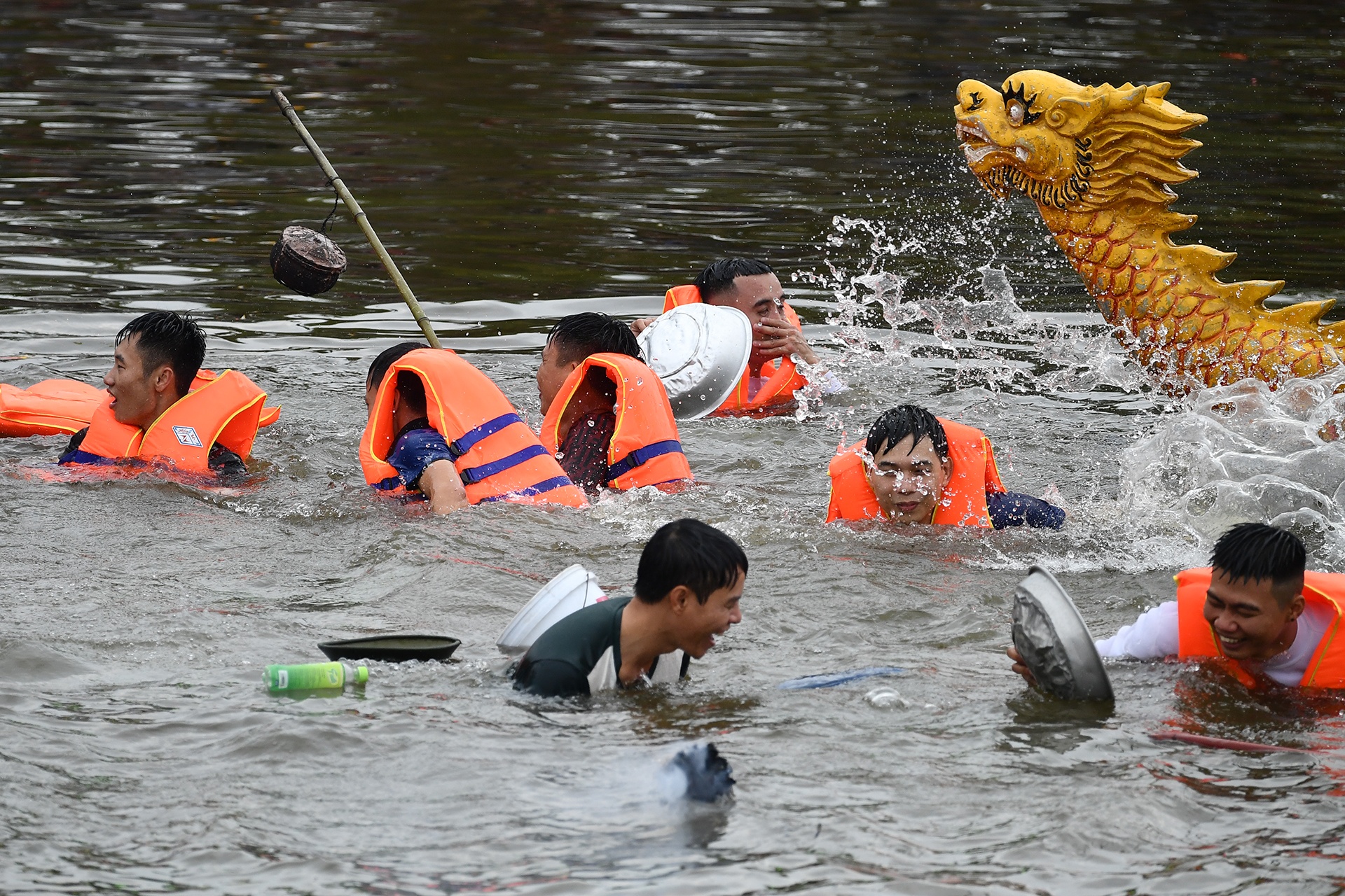 nau com bat vit tren thuyen o hoi Bach Hao anh 8