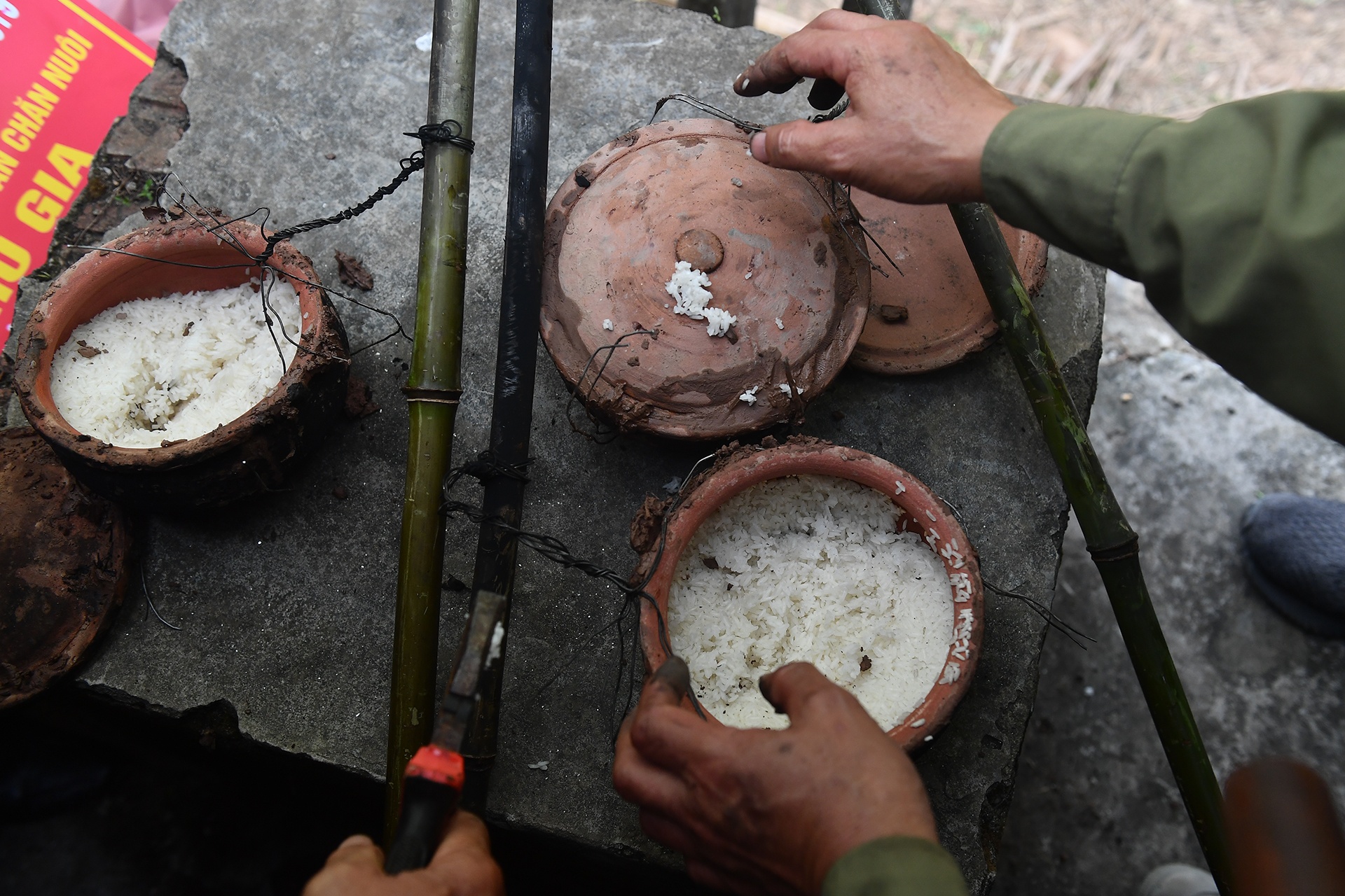 nau com bat vit tren thuyen o hoi Bach Hao anh 9