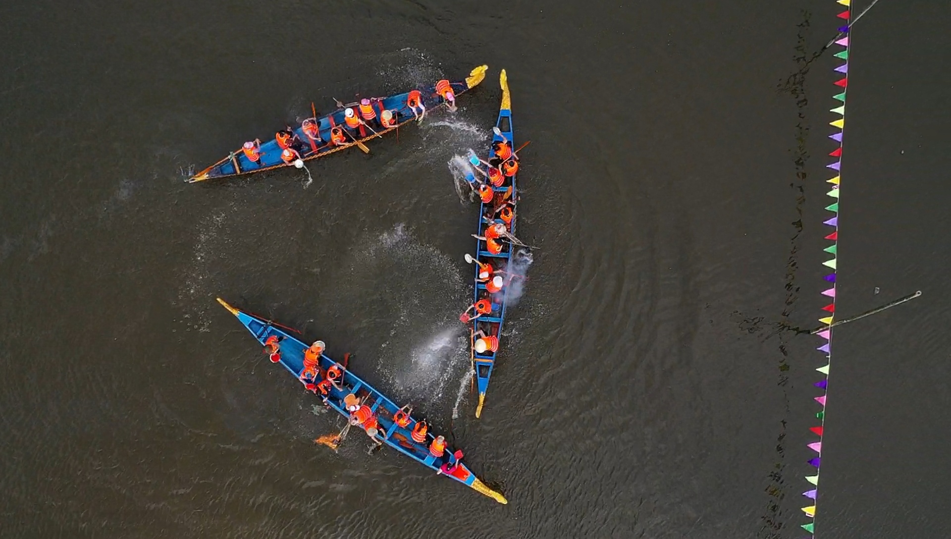 nau com bat vit tren thuyen o hoi Bach Hao anh 2