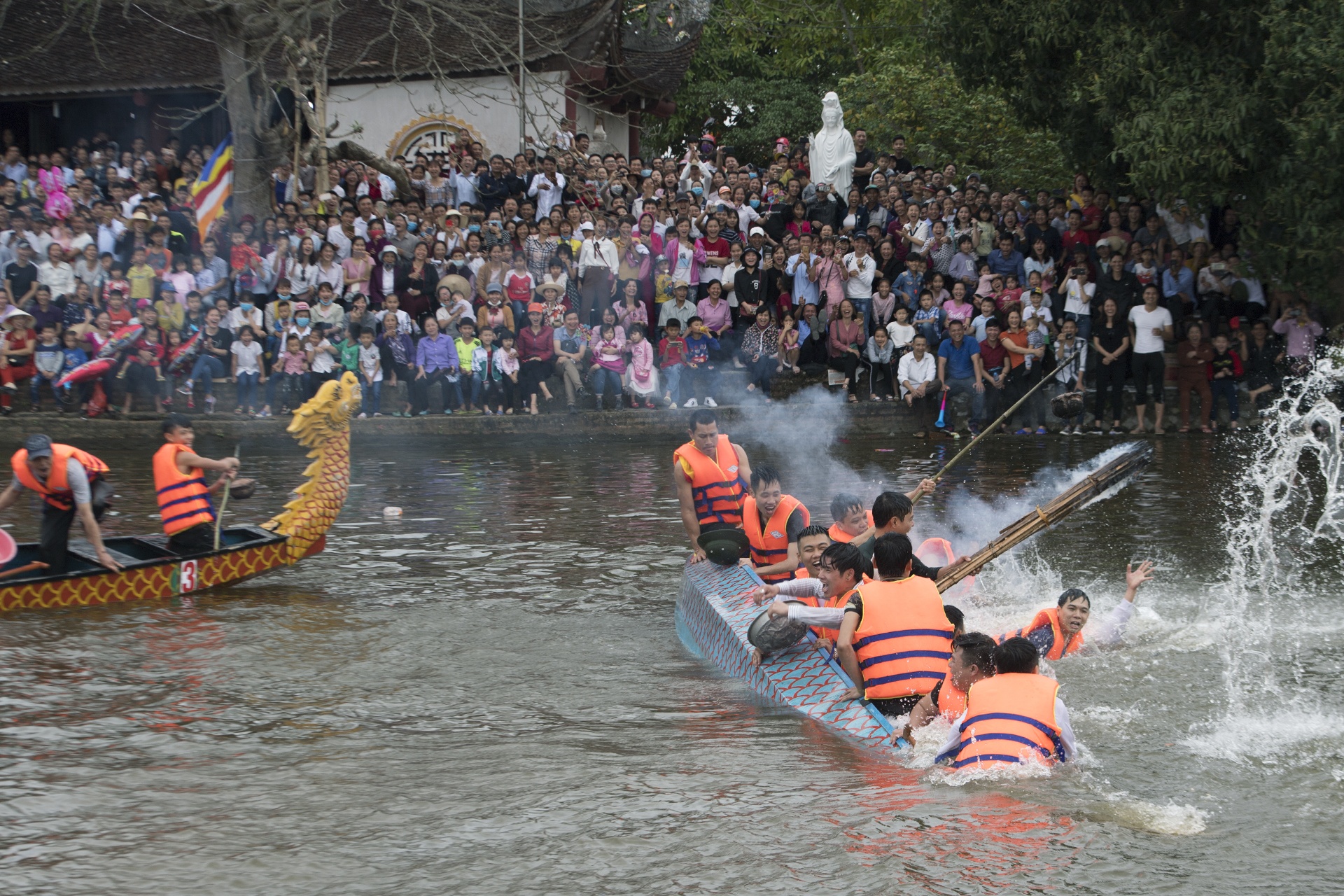 nau com bat vit tren thuyen o hoi Bach Hao anh 7