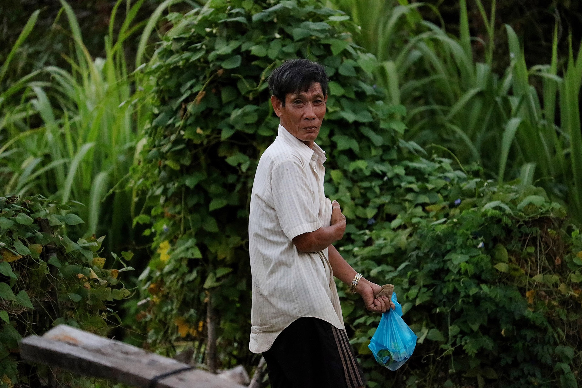 tiem tap hoa di dong o mien Tay anh 22