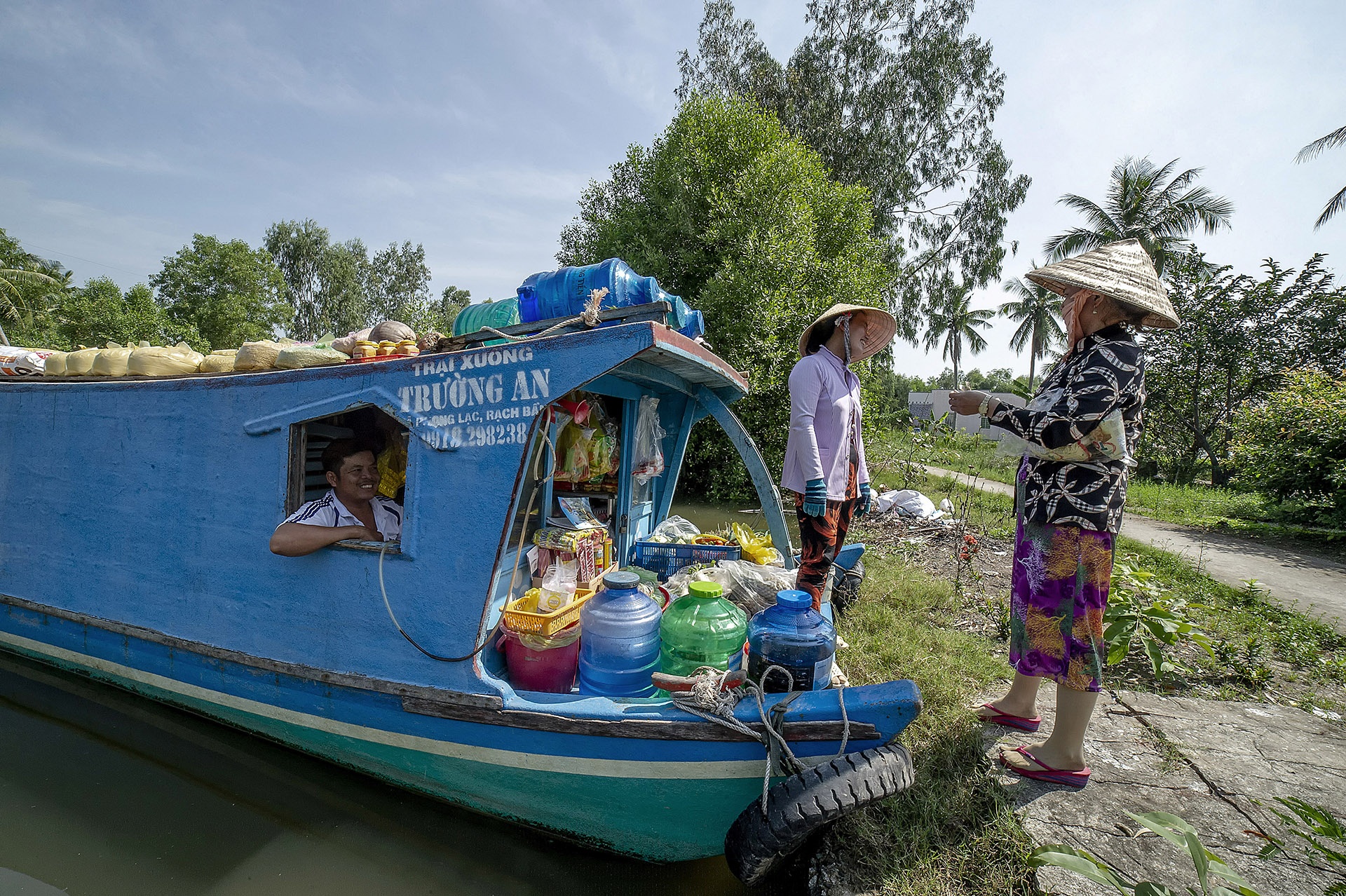 tiem tap hoa di dong o mien Tay anh 5