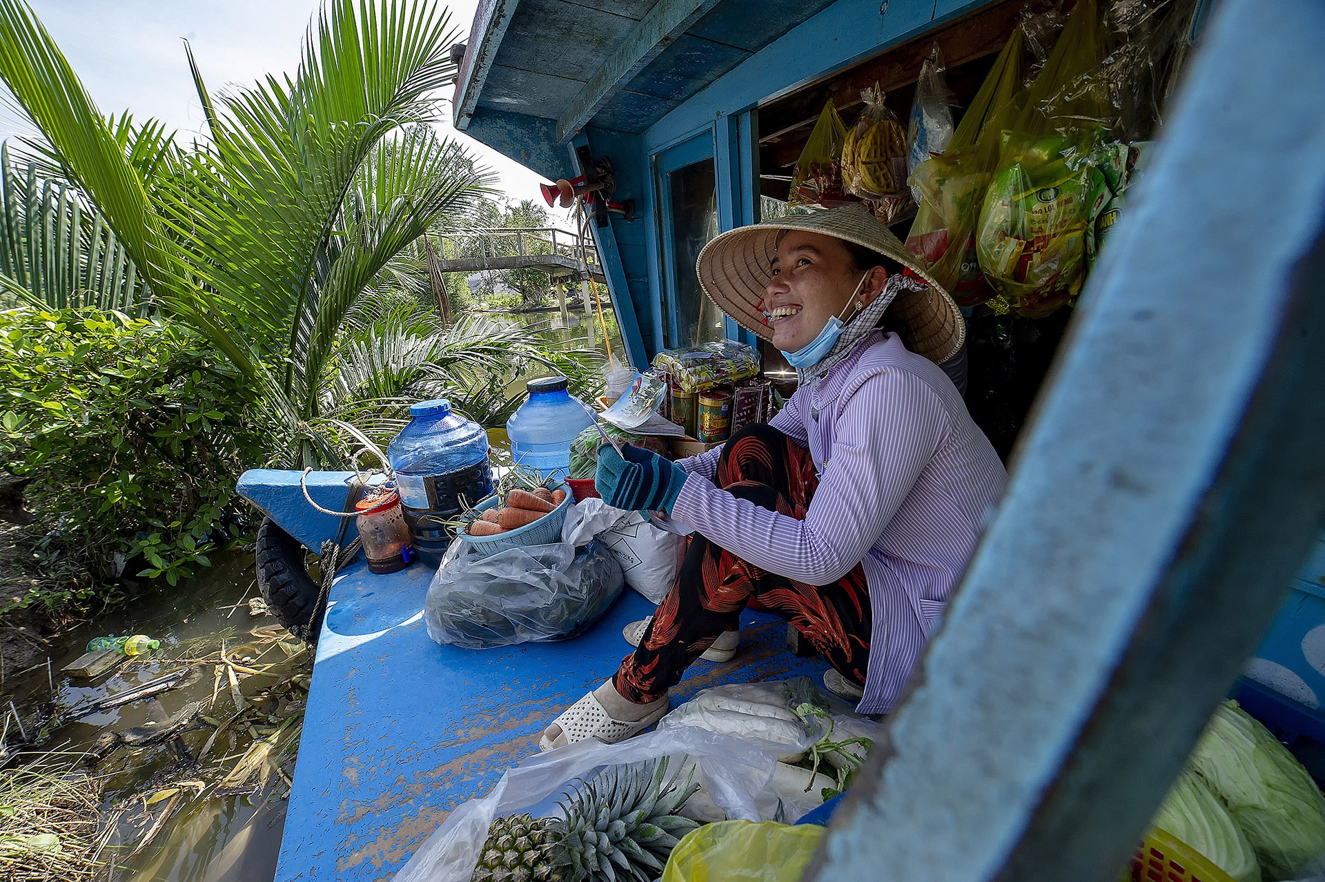 tiem tap hoa di dong o mien Tay anh 16