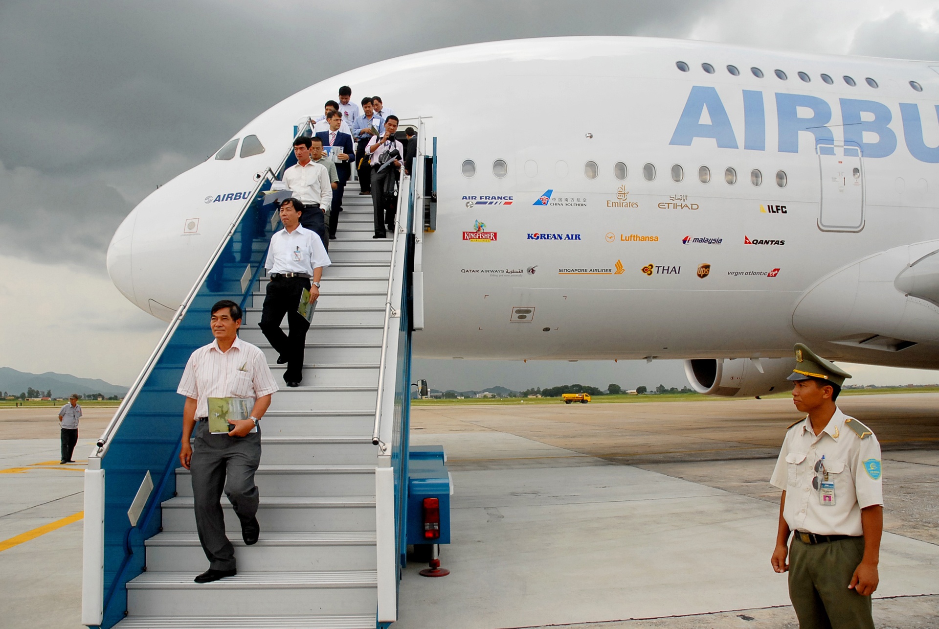 May bay cho khach lon nhat the gioi tung den chao hang tai Ha Noi hinh anh