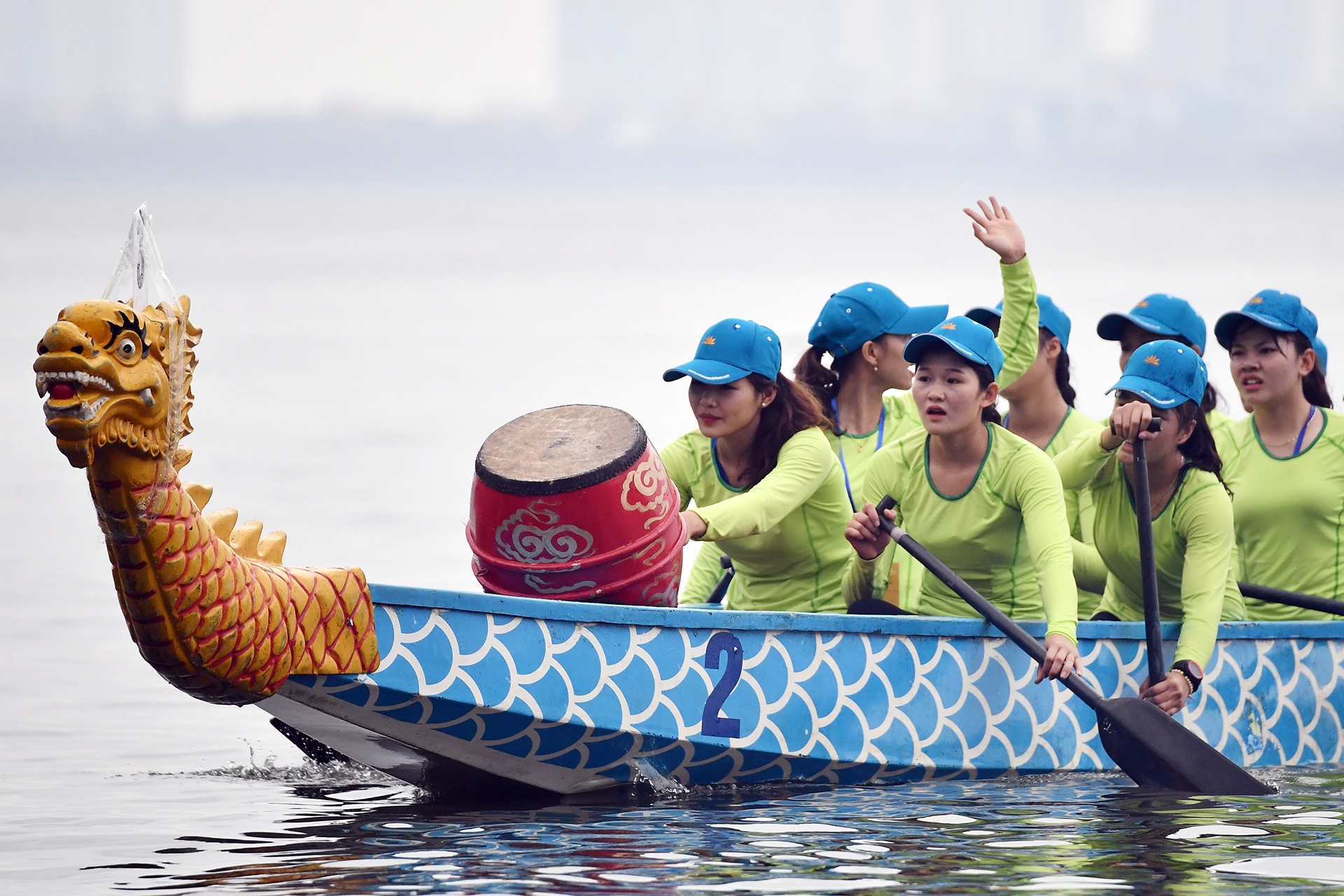 người đẹp xứ trà đua thuyền rồng hồ Tây ảnh 2 nguoi dep xu tra dua thuyen rong ho Tay anh 2