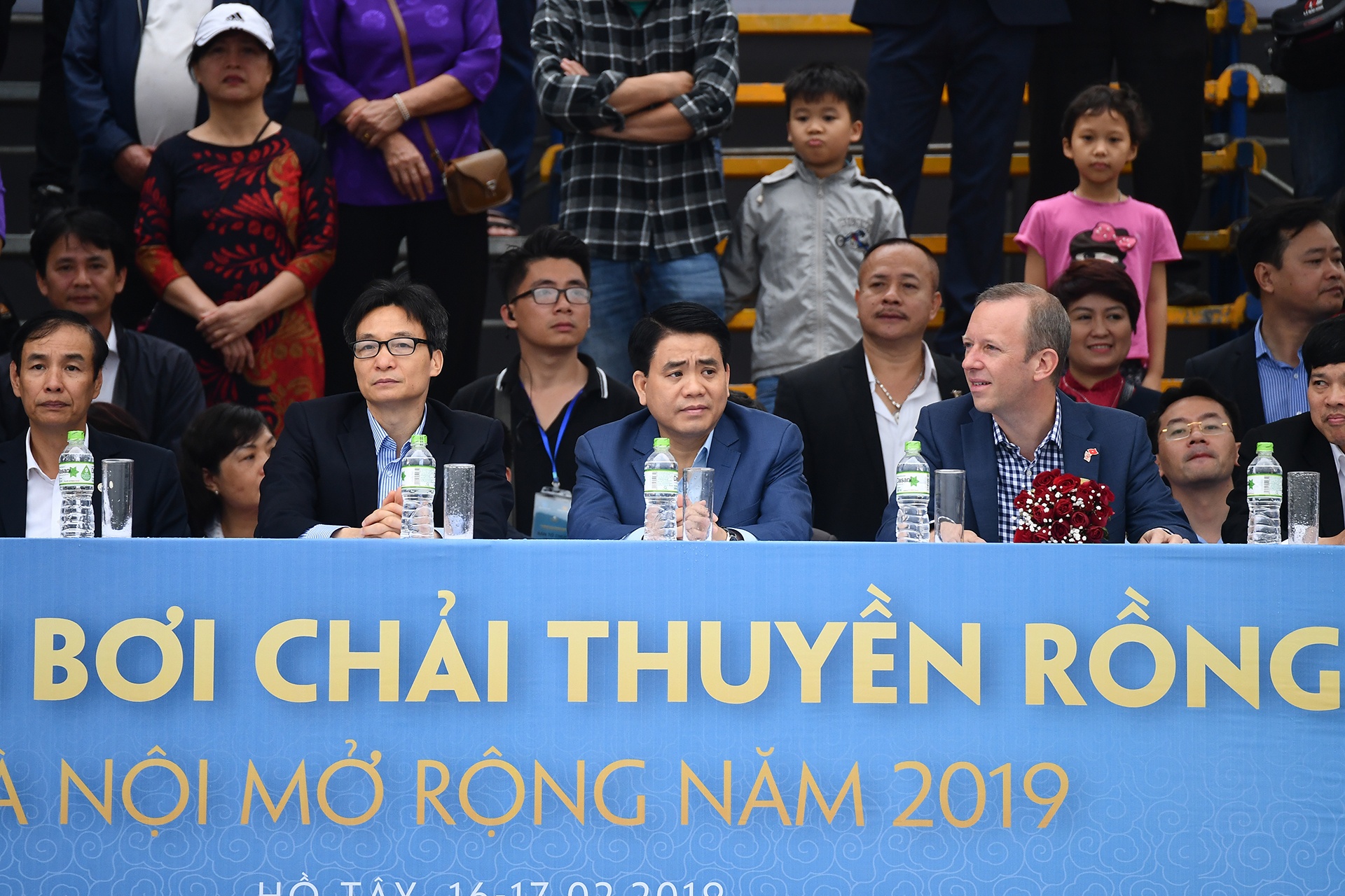 dua boi chai thuyen rong o ho Tay anh 1