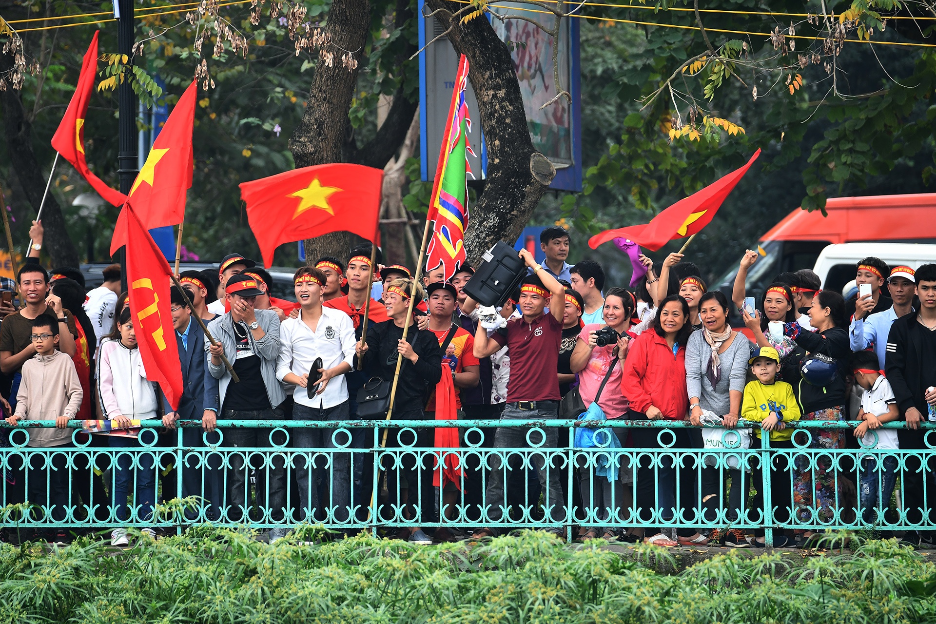 dua boi chai thuyen rong o ho Tay anh 3