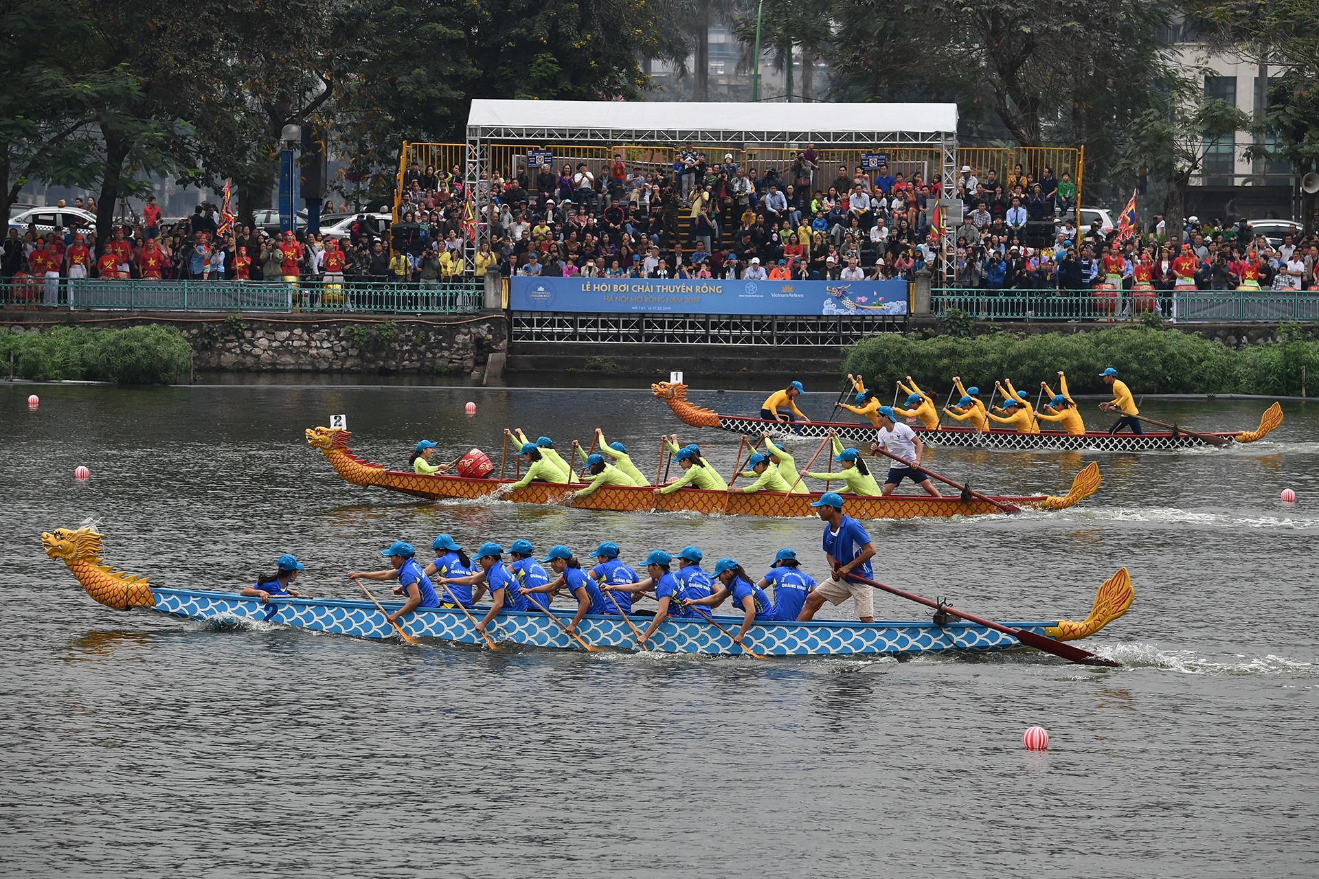 dua boi chai thuyen rong o ho Tay anh 2