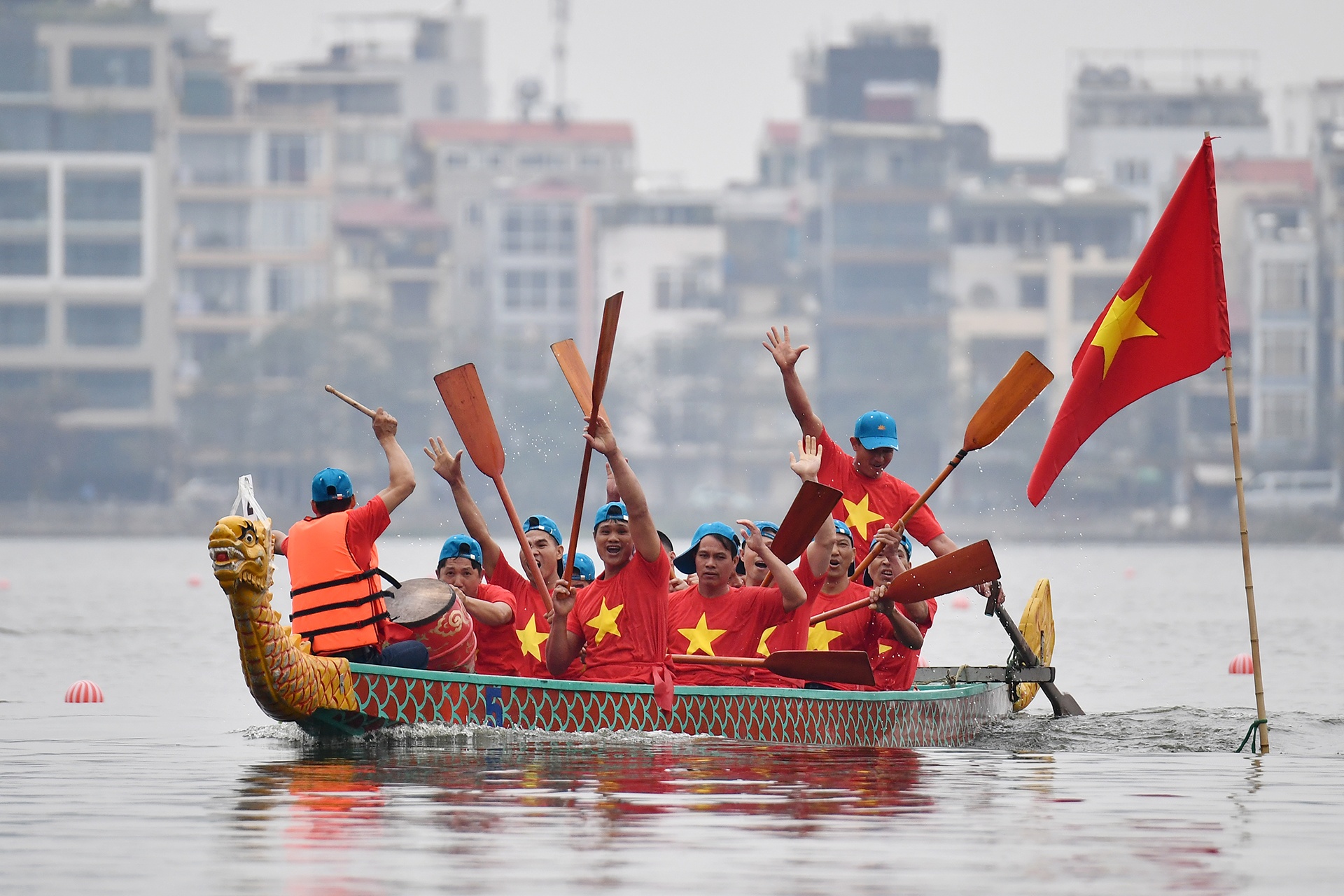 dua boi chai thuyen rong o ho Tay anh 5