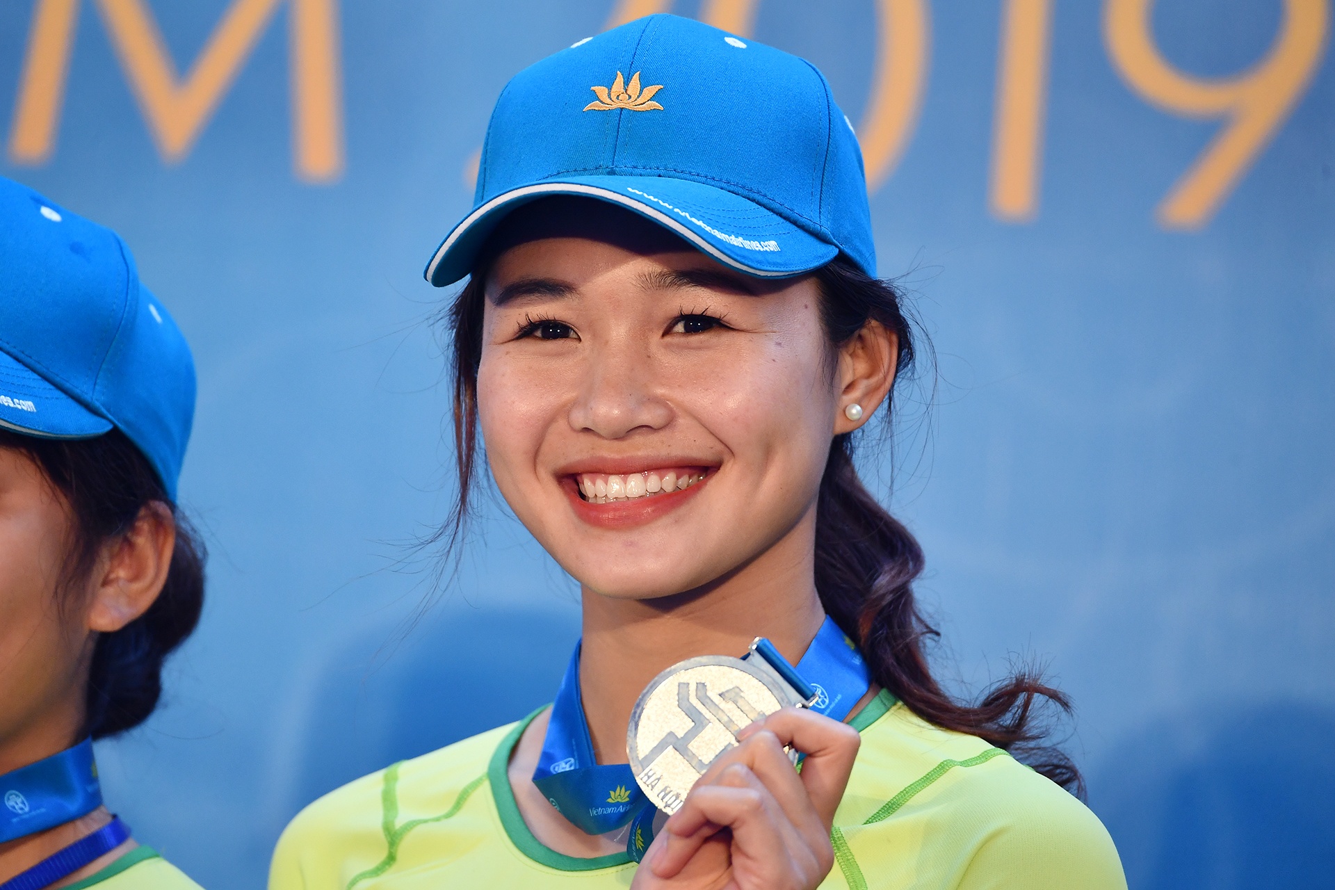 Van dong vien dua thuyen xinh dep noi bat tren ho Tay hinh anh