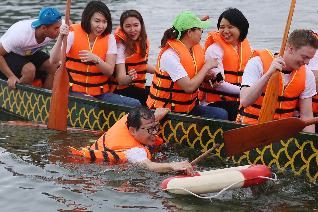 Thanh vien doi Thuy Dien nga xuong nuoc khi dua thuyen tren ho Tay hinh anh
