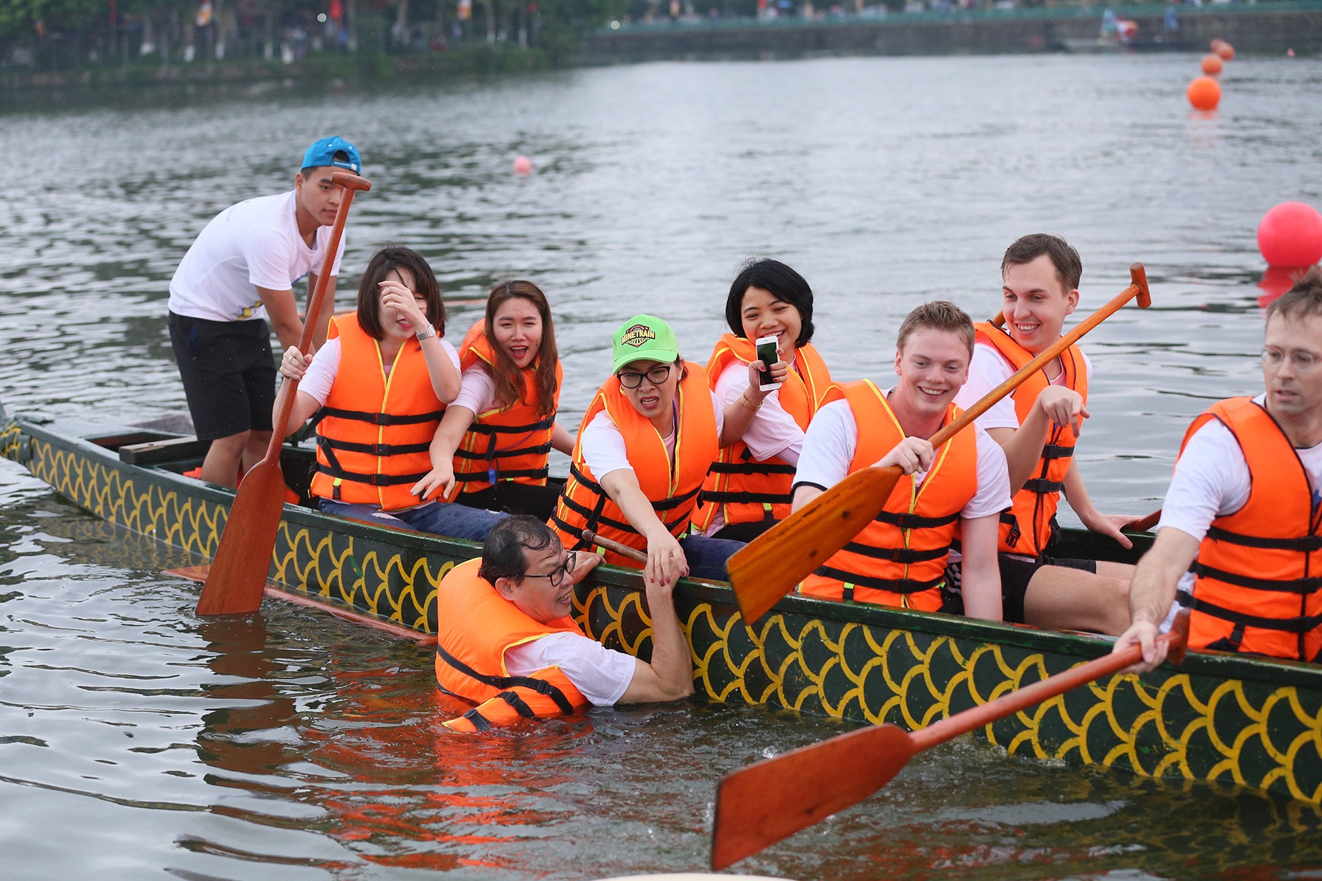 dua thuyen rong boi chai tren ho Tay anh 2