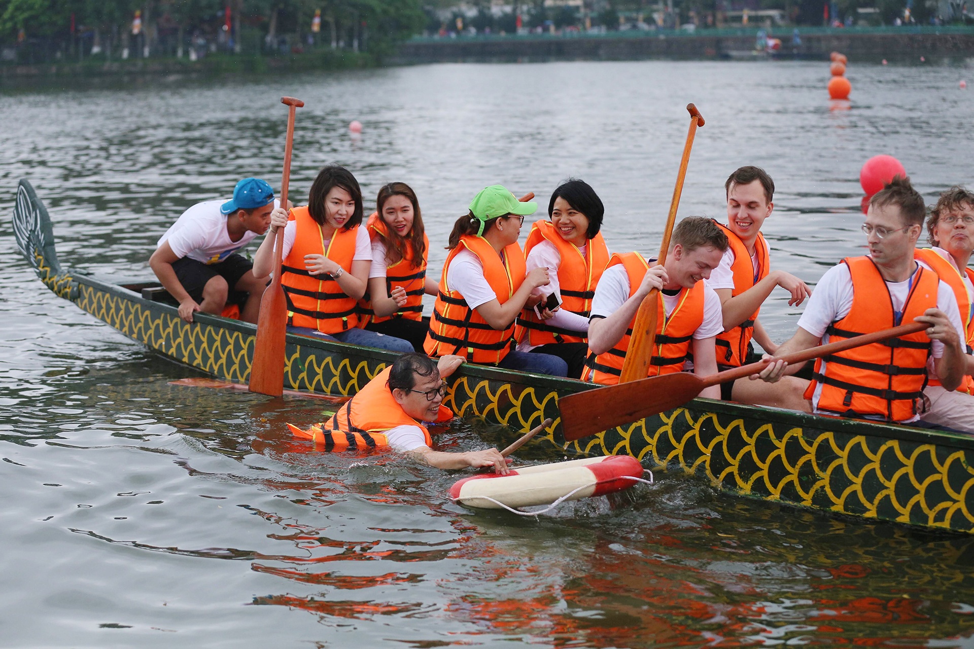 dua thuyen rong boi chai tren ho Tay anh 3