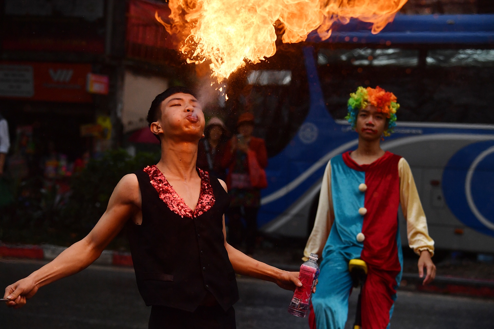 dua thuyen rong boi chai tren ho Tay anh 11