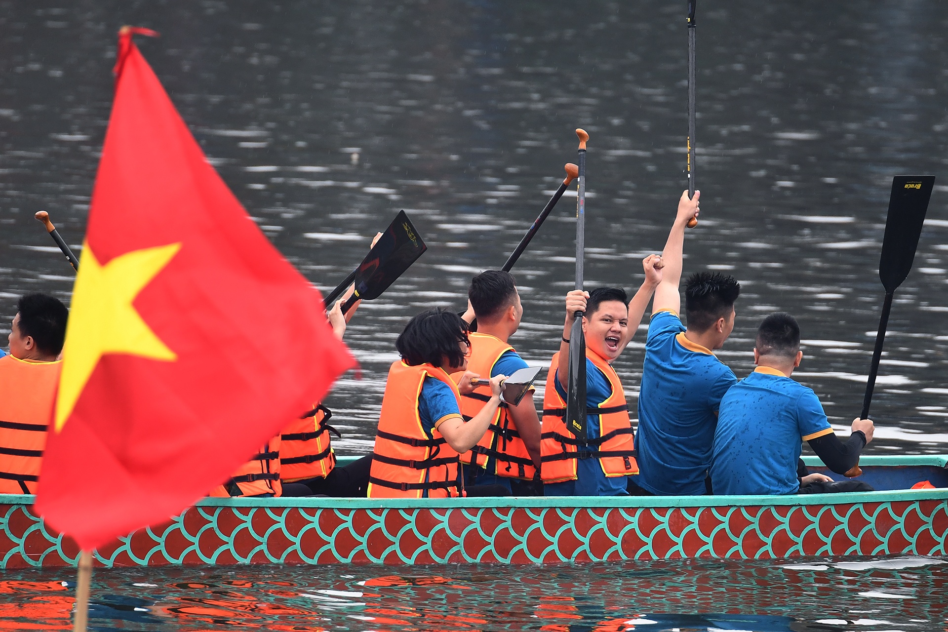 dua thuyen rong boi chai tren ho Tay anh 9