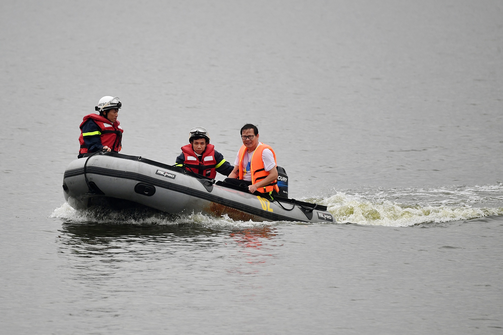 dua thuyen rong boi chai tren ho Tay anh 4
