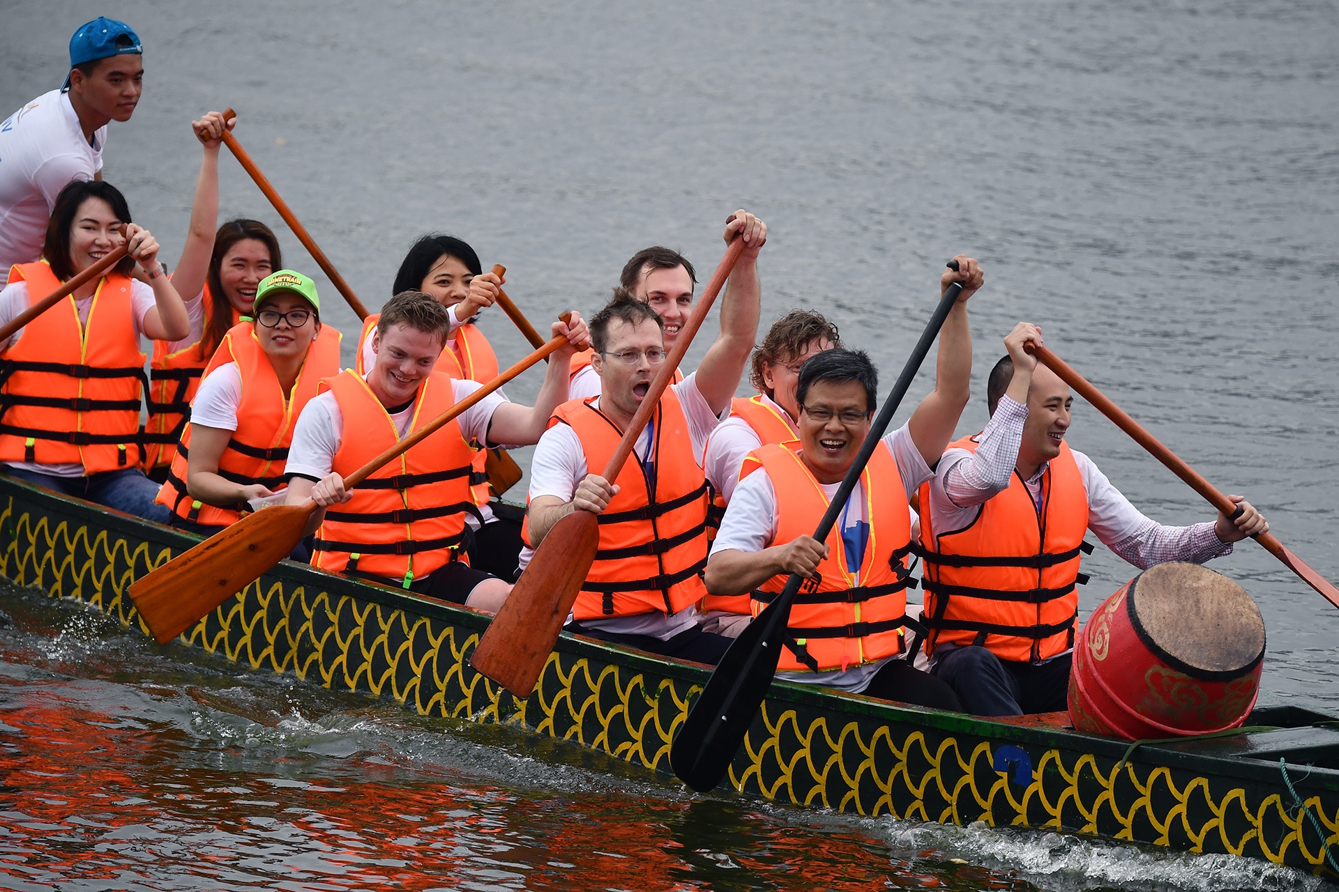 dua thuyen rong boi chai tren ho Tay anh 5