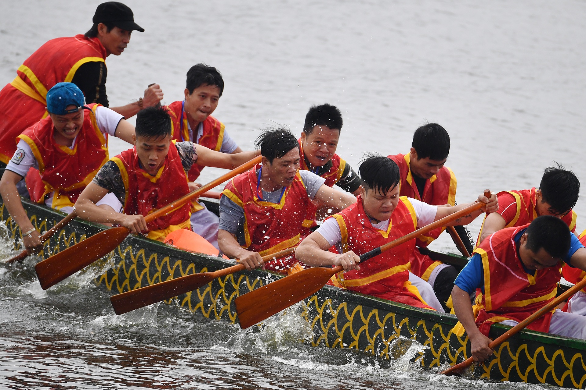 dua thuyen rong boi chai tren ho Tay anh 7