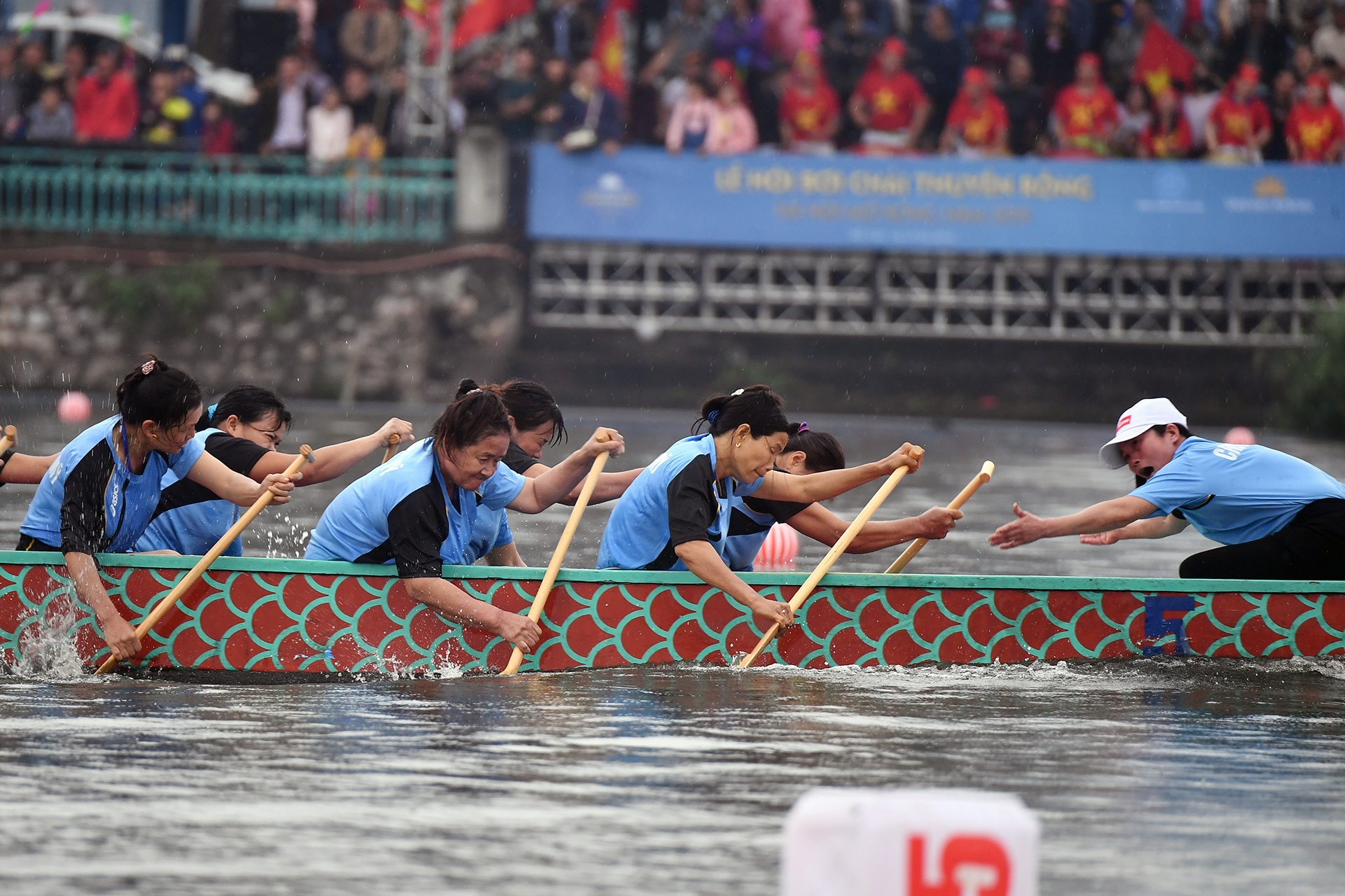 dua thuyen rong boi chai tren ho Tay anh 8