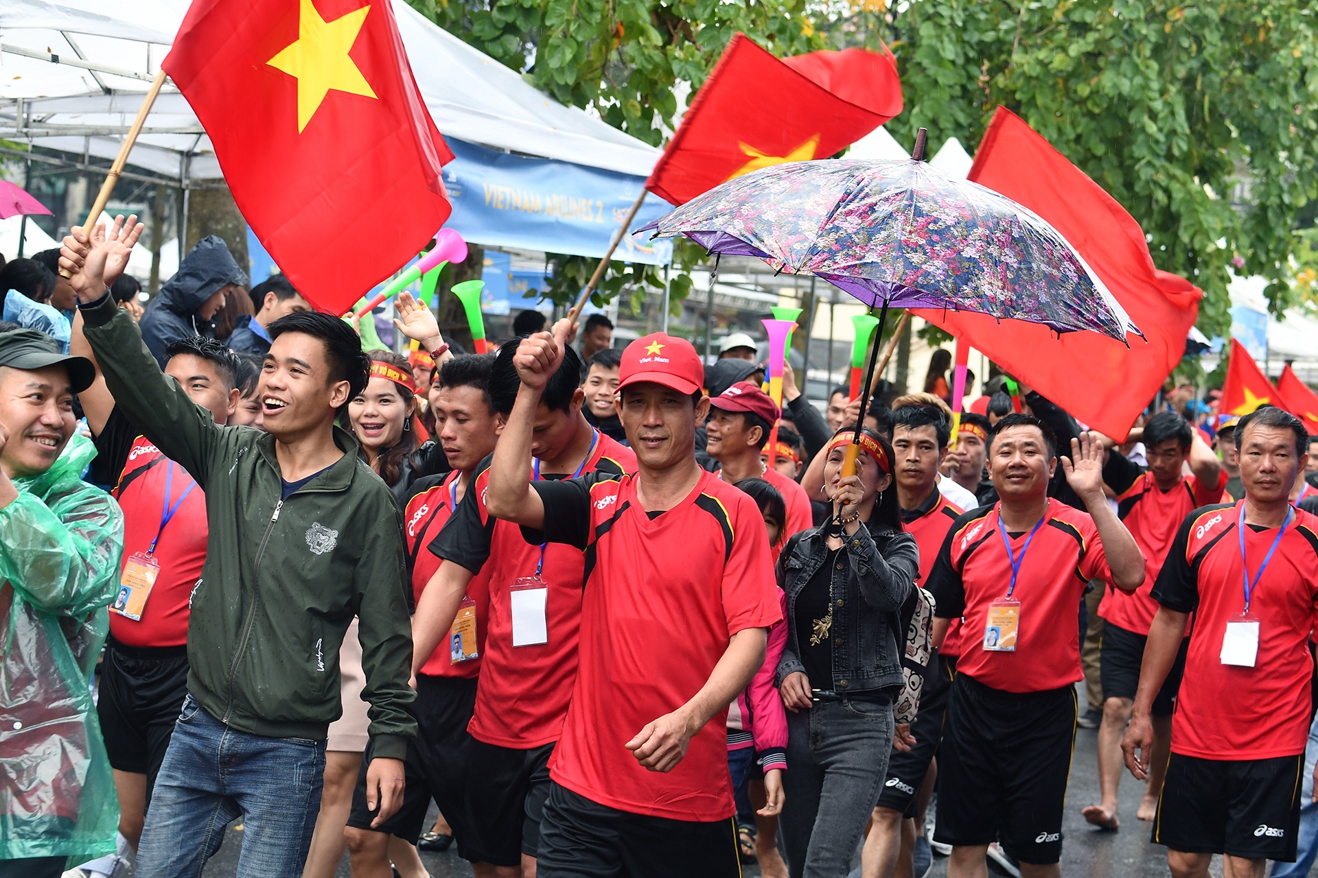 dua thuyen rong boi chai tren ho Tay anh 10