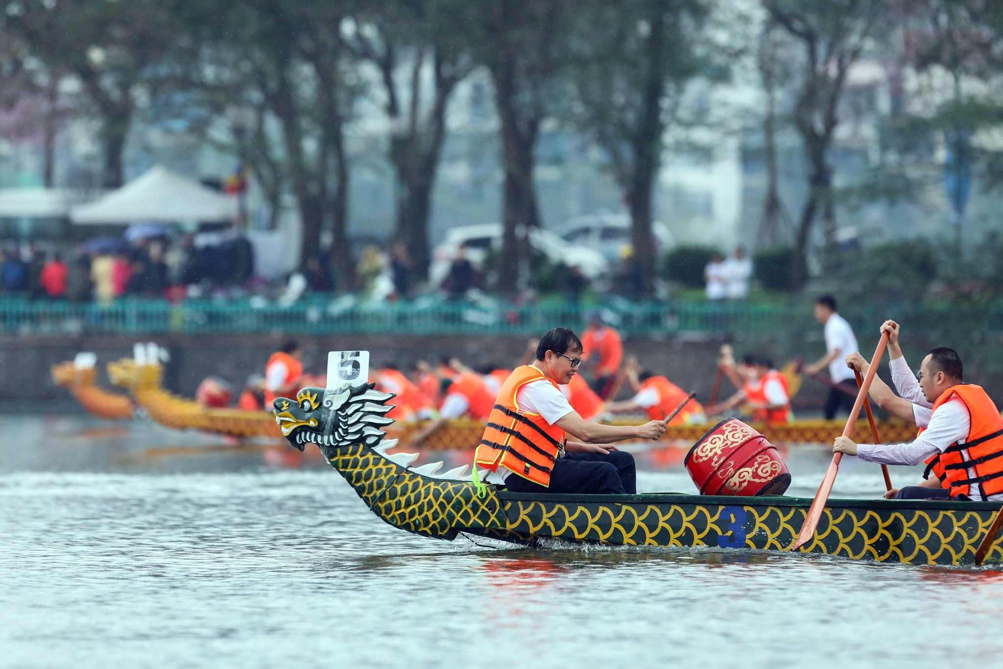 dua thuyen rong boi chai tren ho Tay anh 1