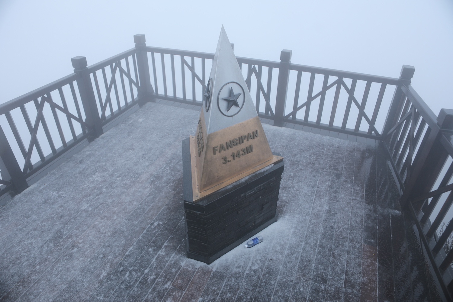 Tuyet bat ngo roi tren dinh Fansipan sang nay hinh anh