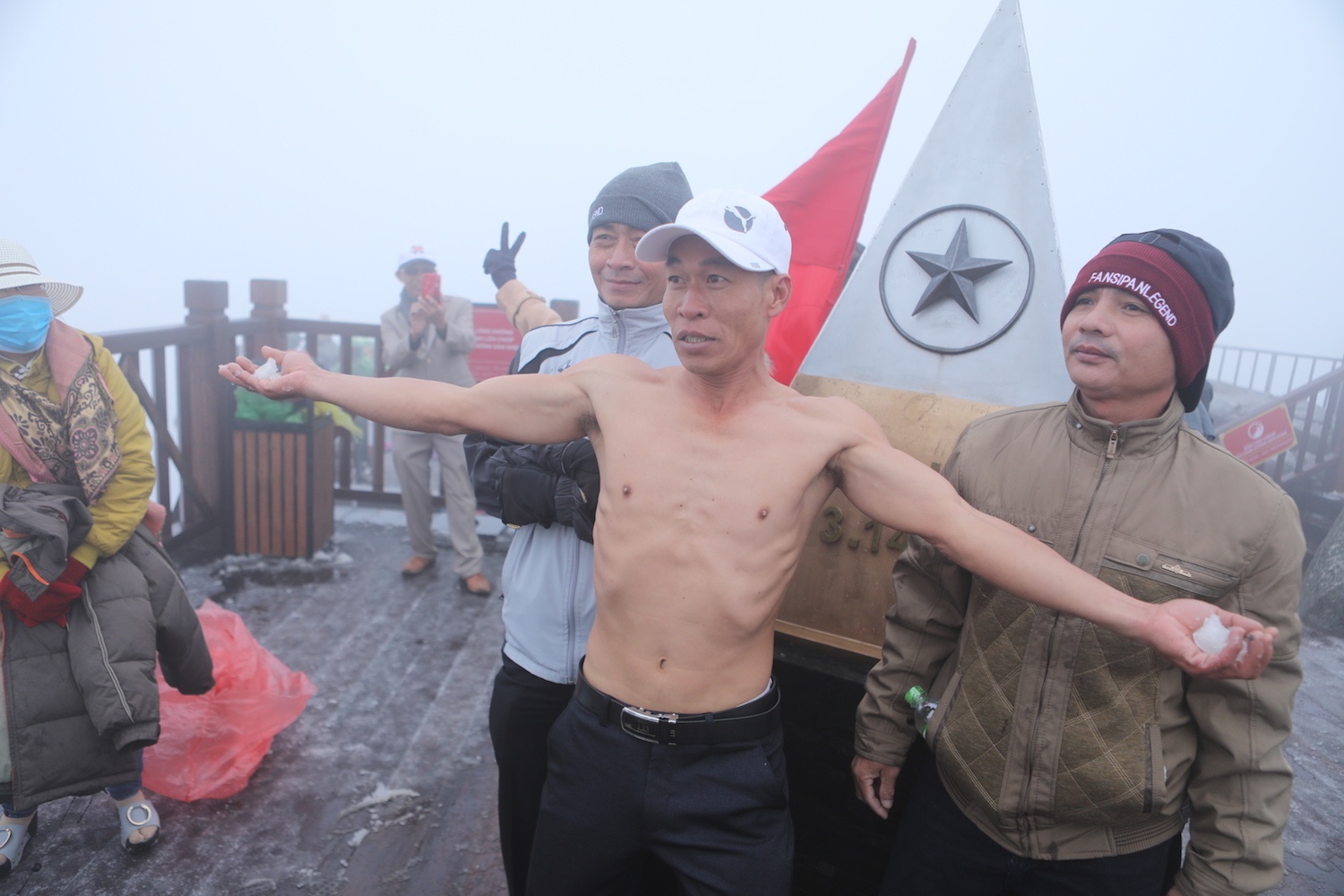 Nguoi Nha Trang len dinh Fansipan coi tran nghich tuyet hinh anh