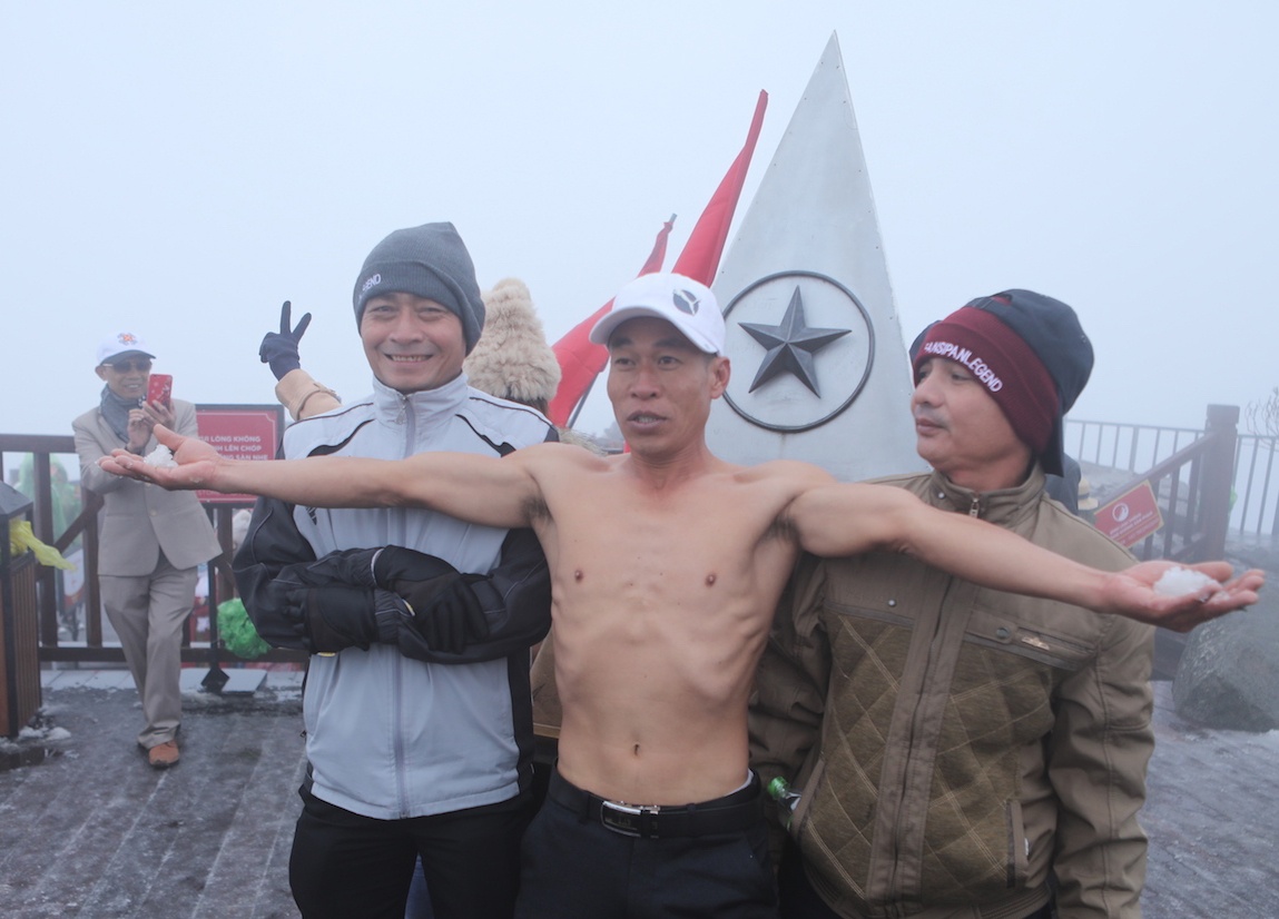 Coi tran nghich tuyet, thach thuc gia lanh tren dinh Fansipan hinh anh