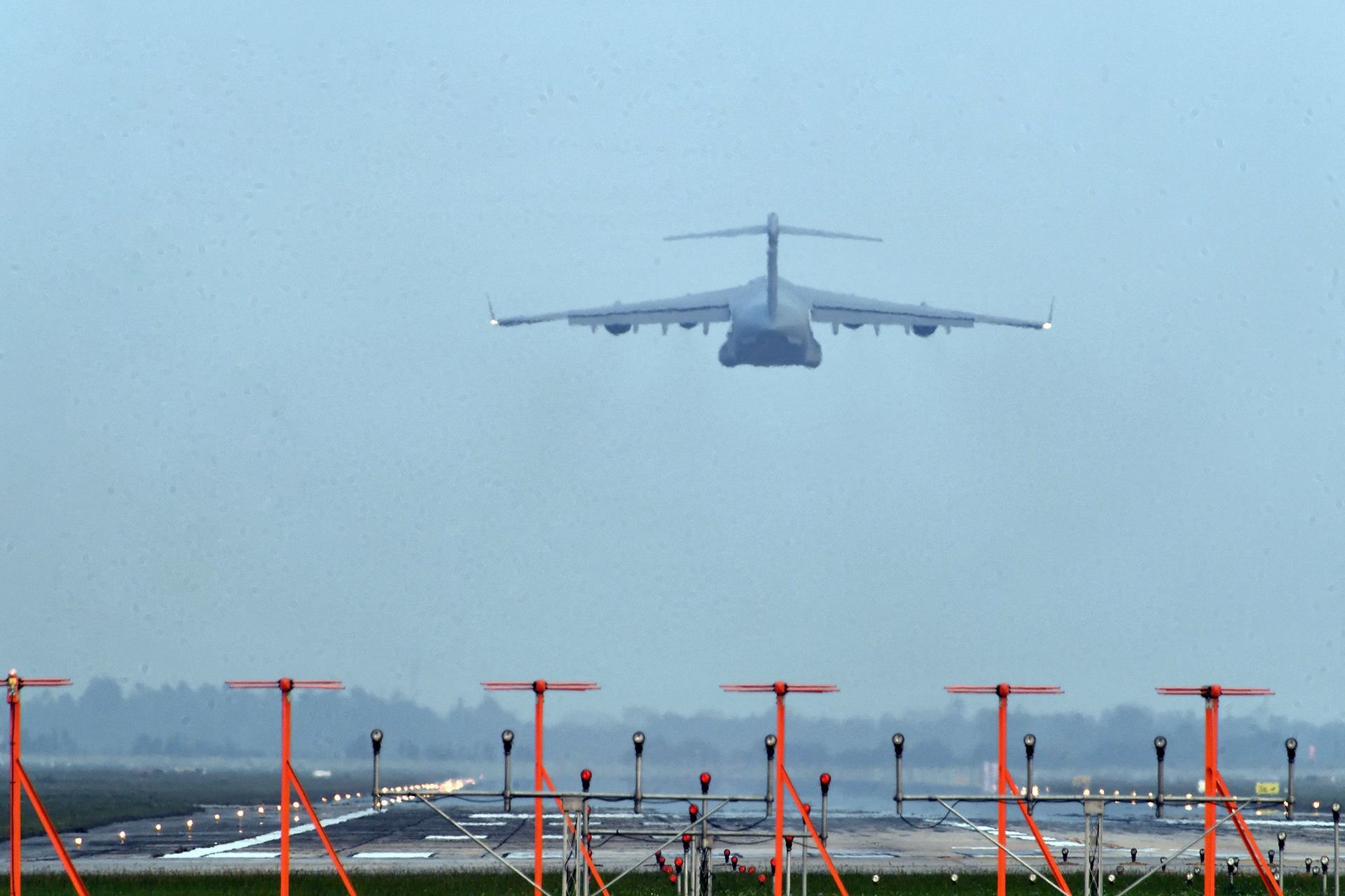 C-17 san bay noi bai anh 12