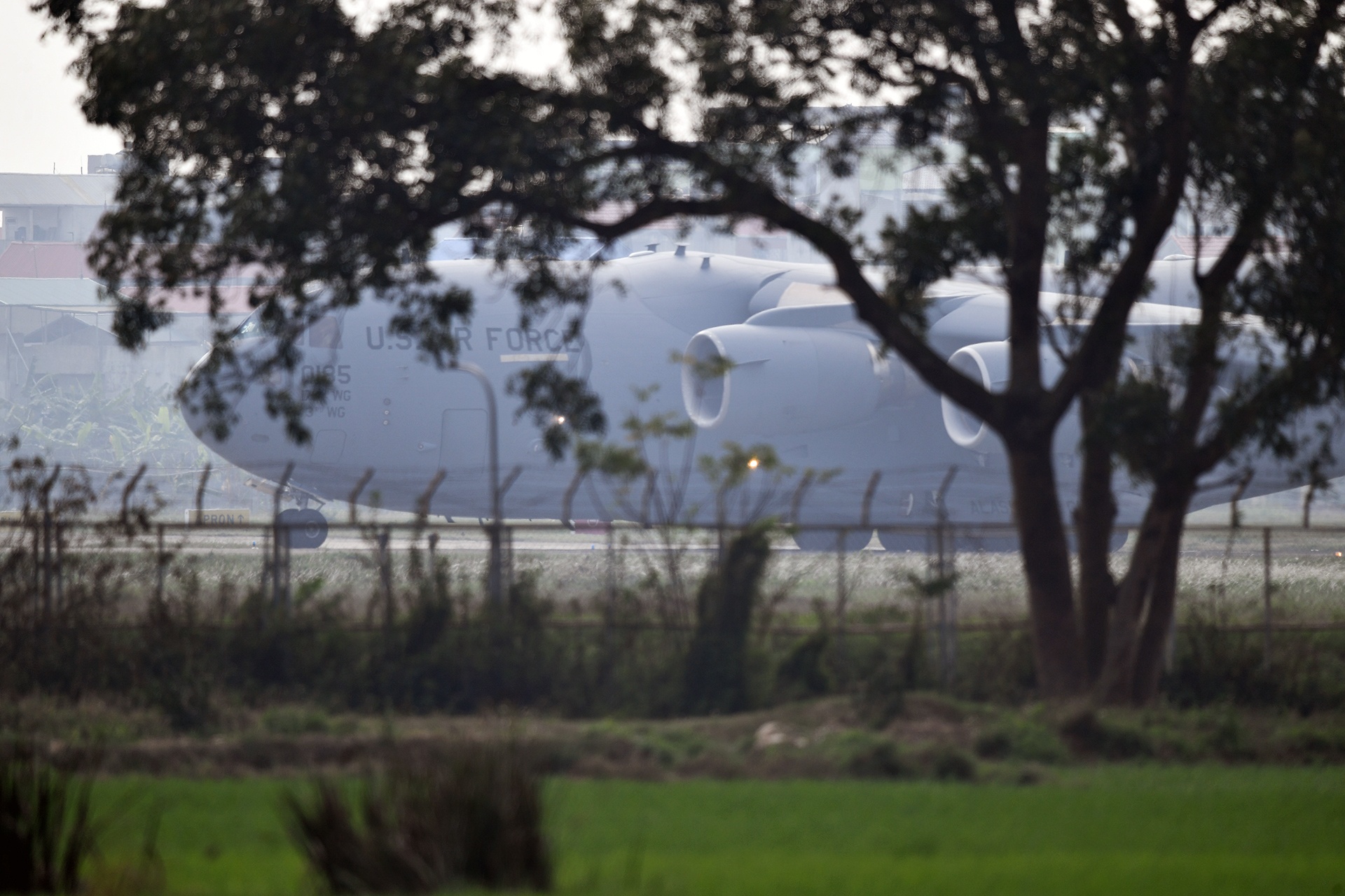 C-17 san bay noi bai anh 10