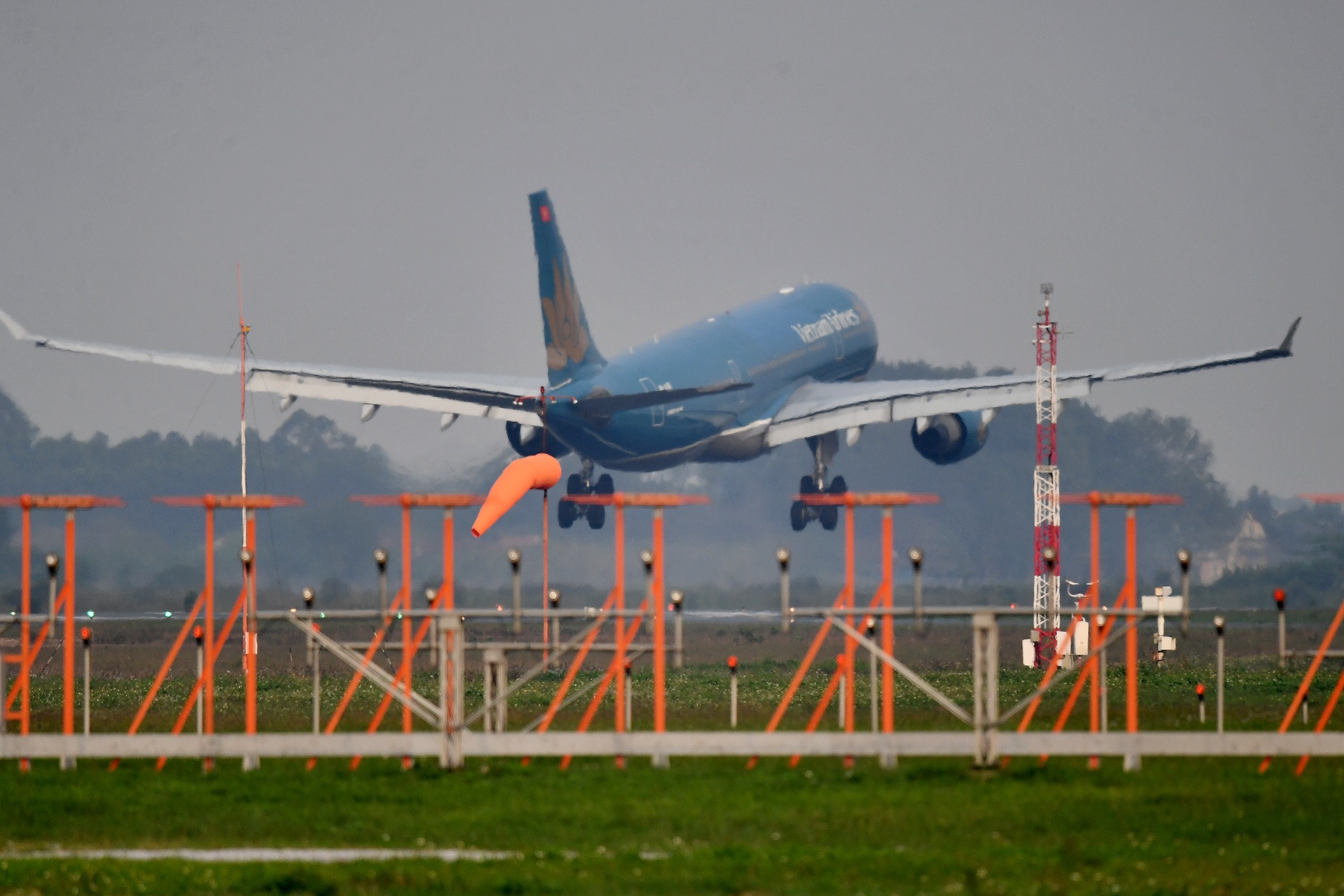 C-17 san bay noi bai anh 8