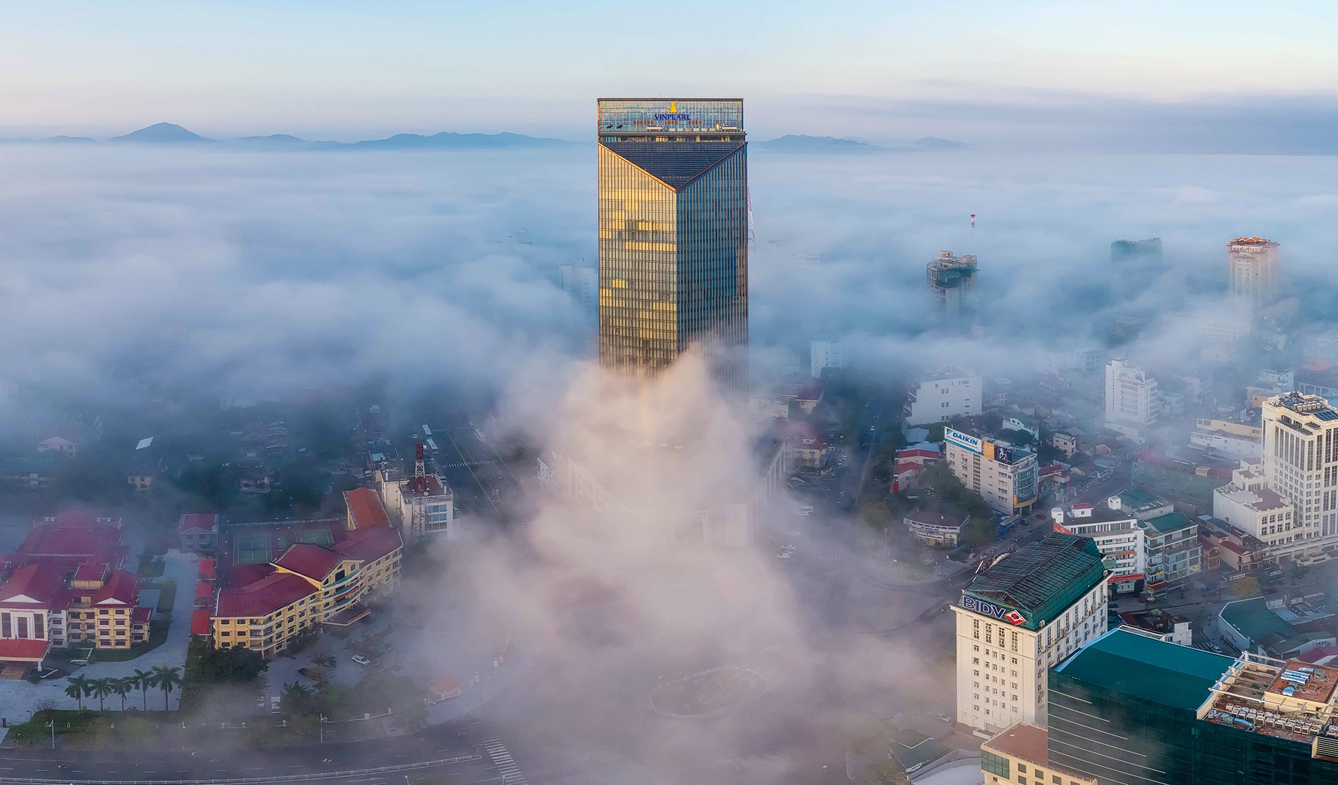 Man suong trang quan quanh toa nha cao nhat xu Hue hinh anh