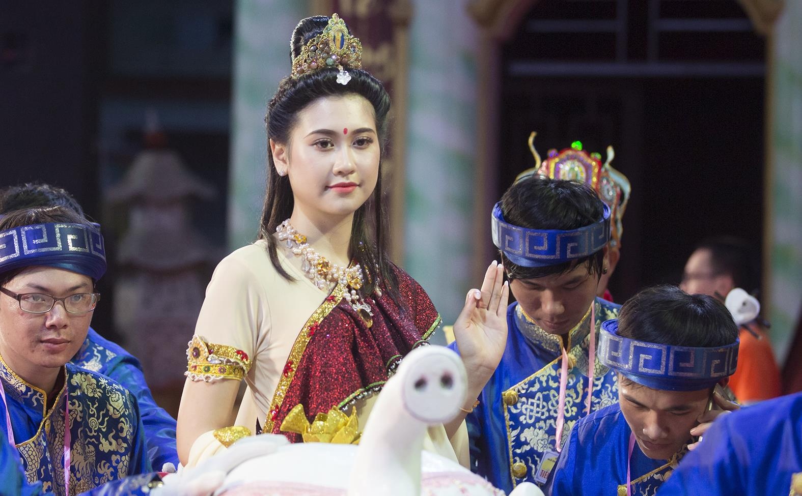 'Nu Bo Tat' xinh dep giua bien nguoi o Da Nang hinh anh