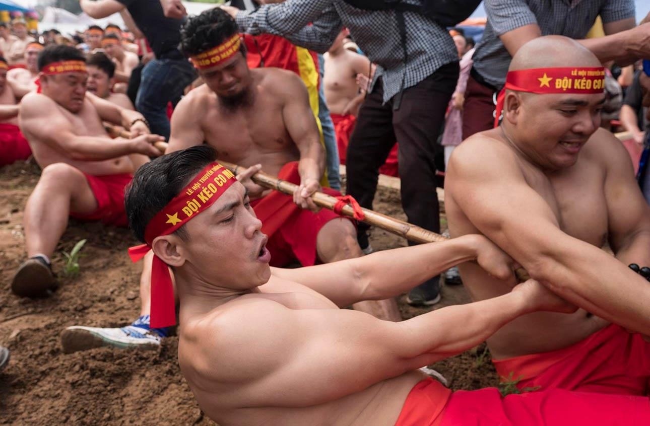 Trai trang to khoe, minh tran ngoi thi keo co giua troi nang hinh anh