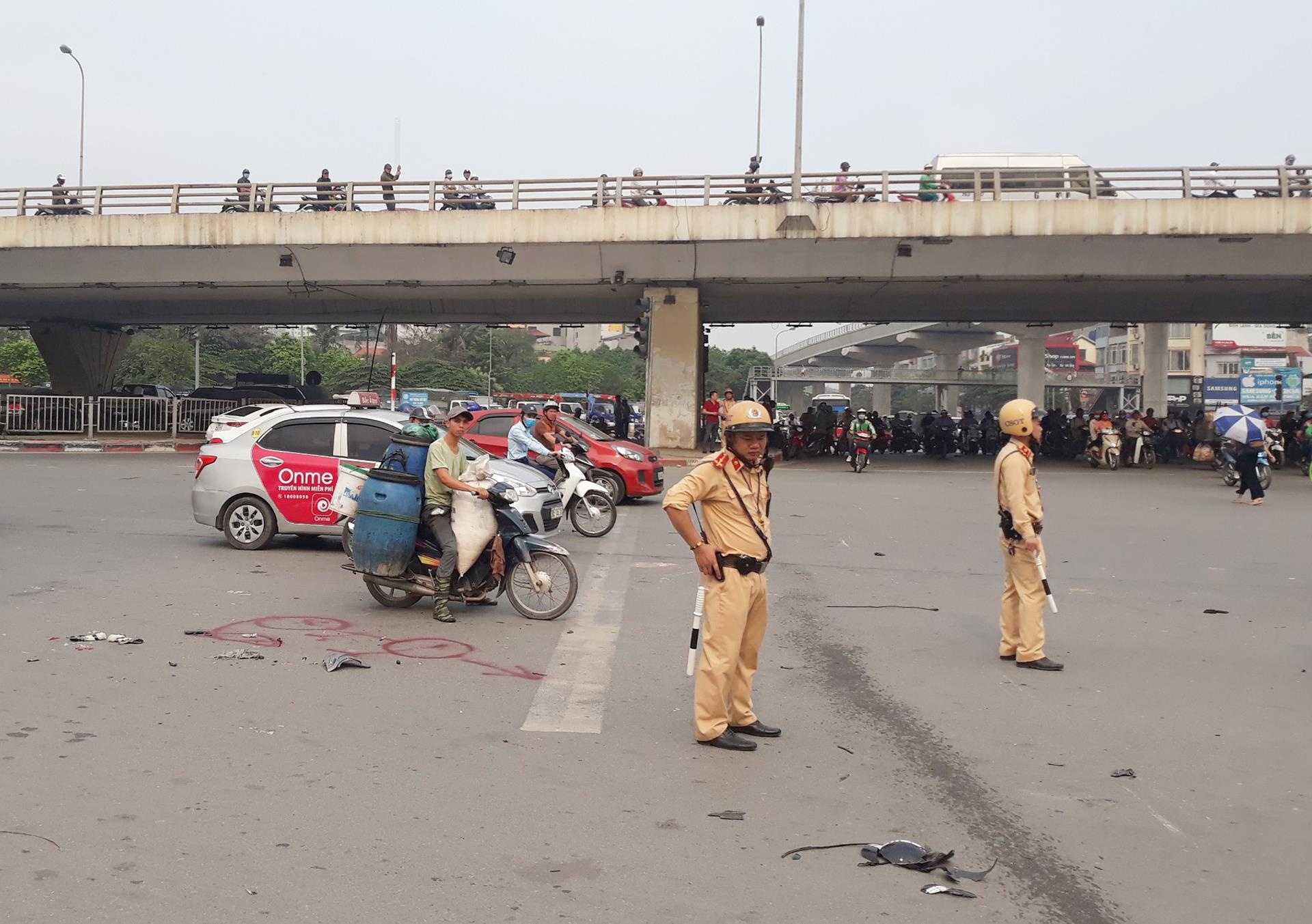 oto lao vao xe may o nga tu xuan thuy anh 9