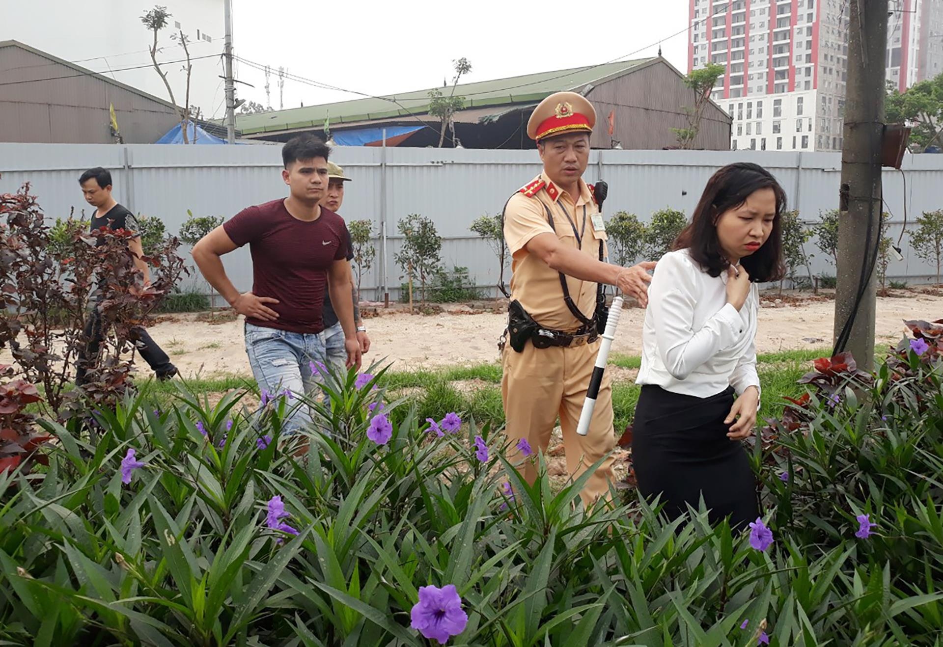 oto lao vao xe may o nga tu xuan thuy anh 4